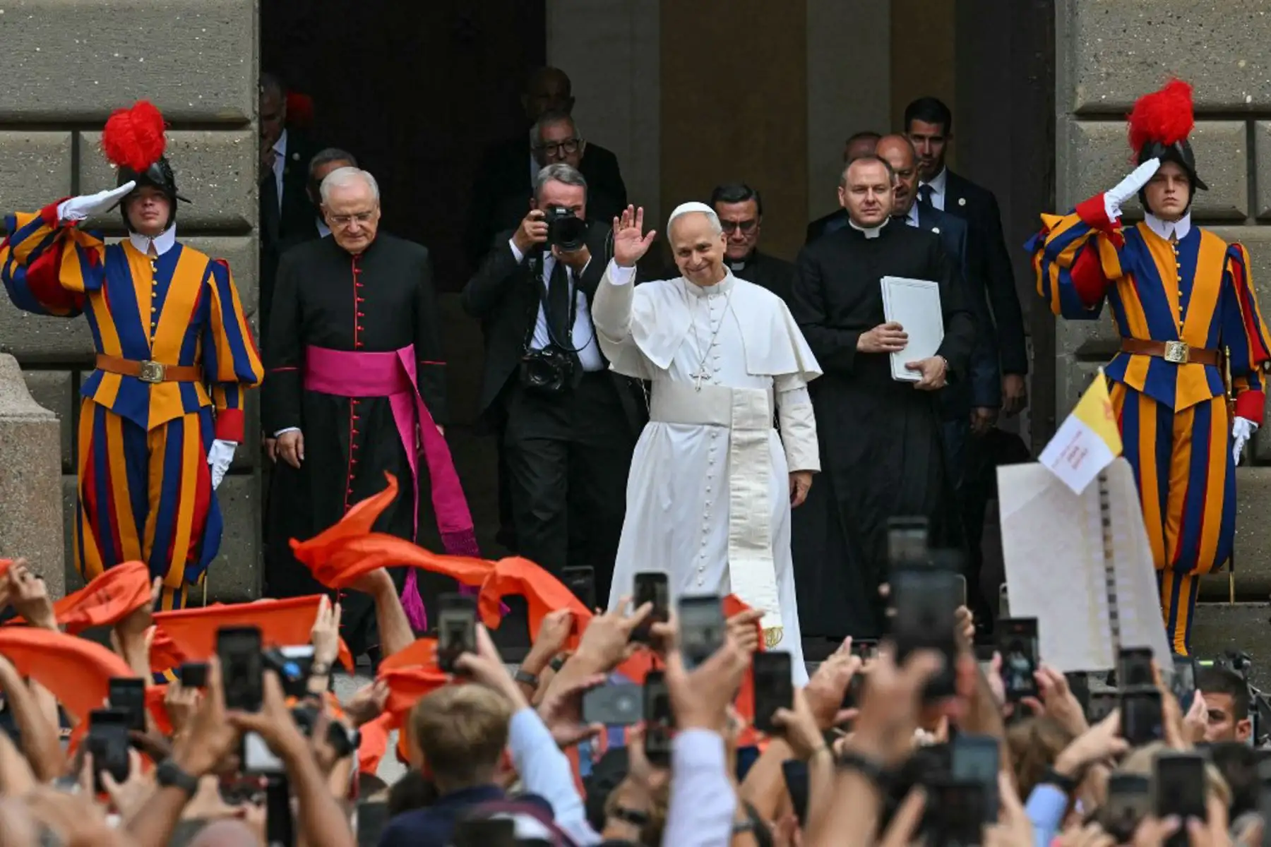 El Papa León XIV saluda a la multitud camino a la Parroquia Pontificia de Santo Tomás de Villanueva para oficiar la misa de la Asunción en la residencia papal de verano de Castel Gandolfo, al sureste de Roma. Foto: AFP