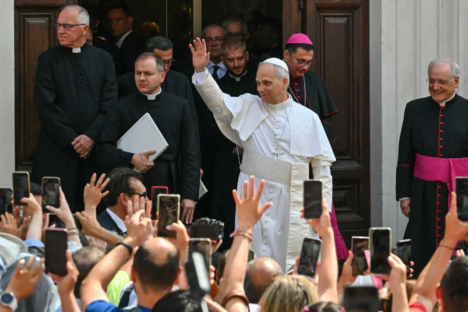 El Papa León XIV saluda a la multitud camino a la Parroquia Pontificia de Santo Tomás de Villanueva para oficiar la misa de la Asunción en la residencia papal de verano de Castel Gandolfo, al sureste de Roma. Foto: AFP
