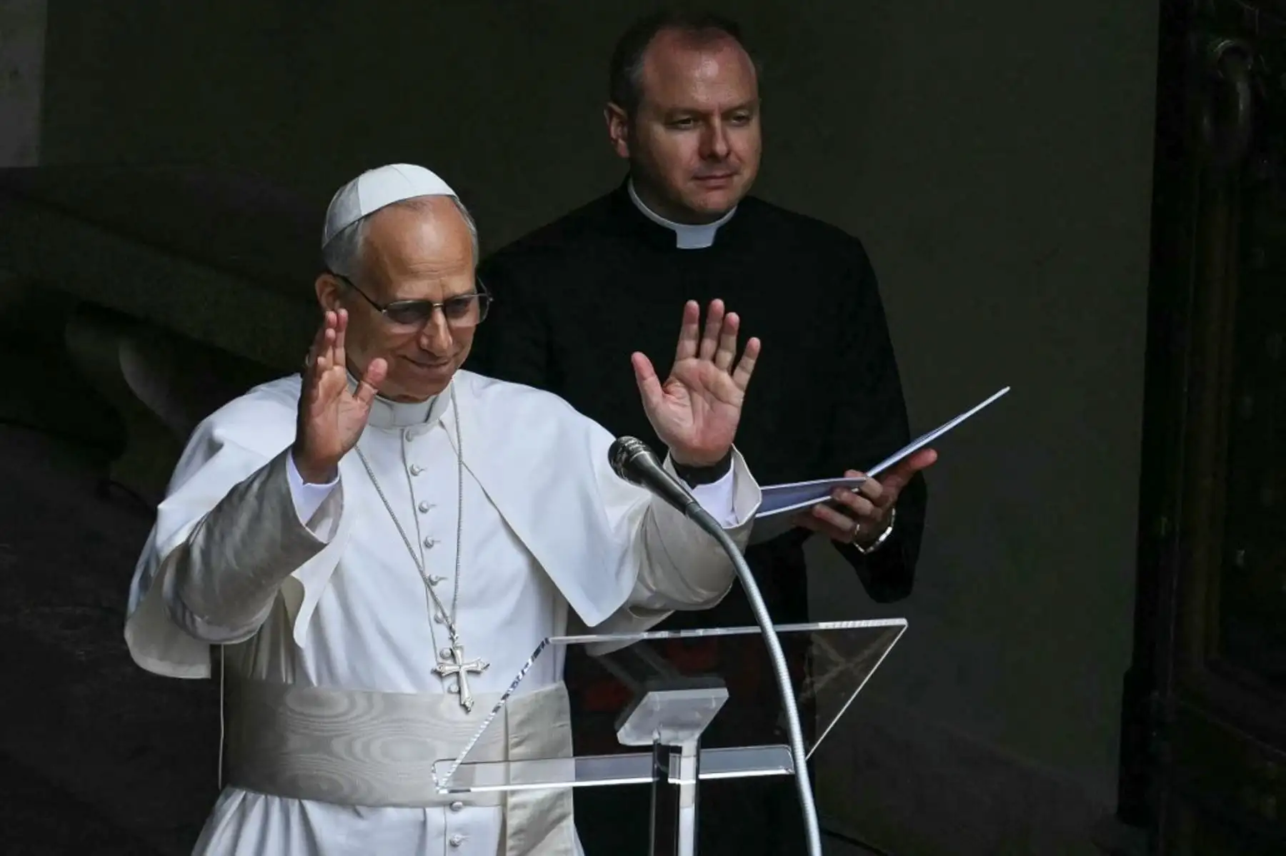 El Papa León XIV saluda a la multitud camino a la Parroquia Pontificia de Santo Tomás de Villanueva para oficiar la misa de la Asunción en la residencia papal de verano de Castel Gandolfo, al sureste de Roma. Foto: AFP