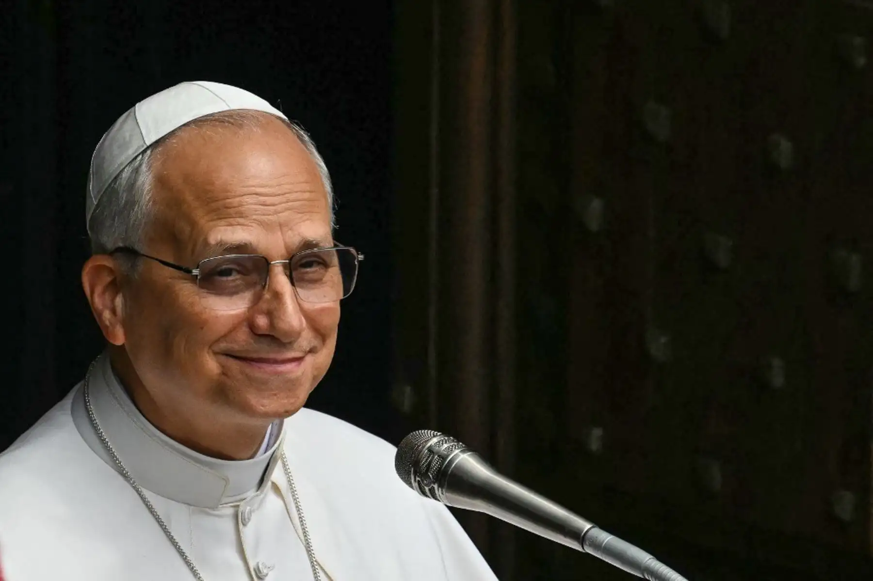 El Papa León XIV saluda a la multitud camino a la Parroquia Pontificia de Santo Tomás de Villanueva para oficiar la misa de la Asunción en la residencia papal de verano de Castel Gandolfo, al sureste de Roma. Foto: AFP