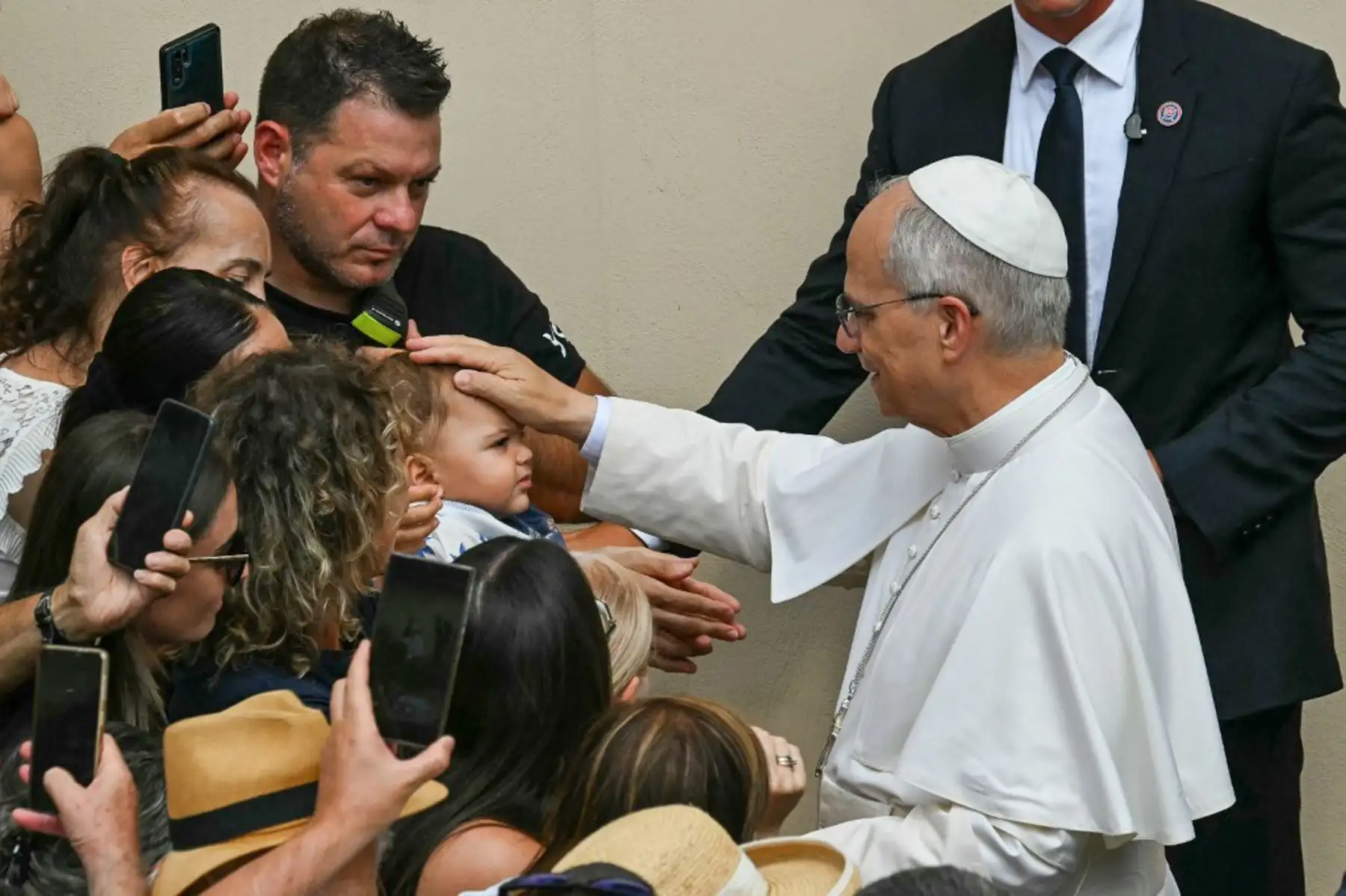 El Papa León XIV saluda a la multitud camino a la Parroquia Pontificia de Santo Tomás de Villanueva para oficiar la misa de la Asunción en la residencia papal de verano de Castel Gandolfo, al sureste de Roma. Foto: AFP