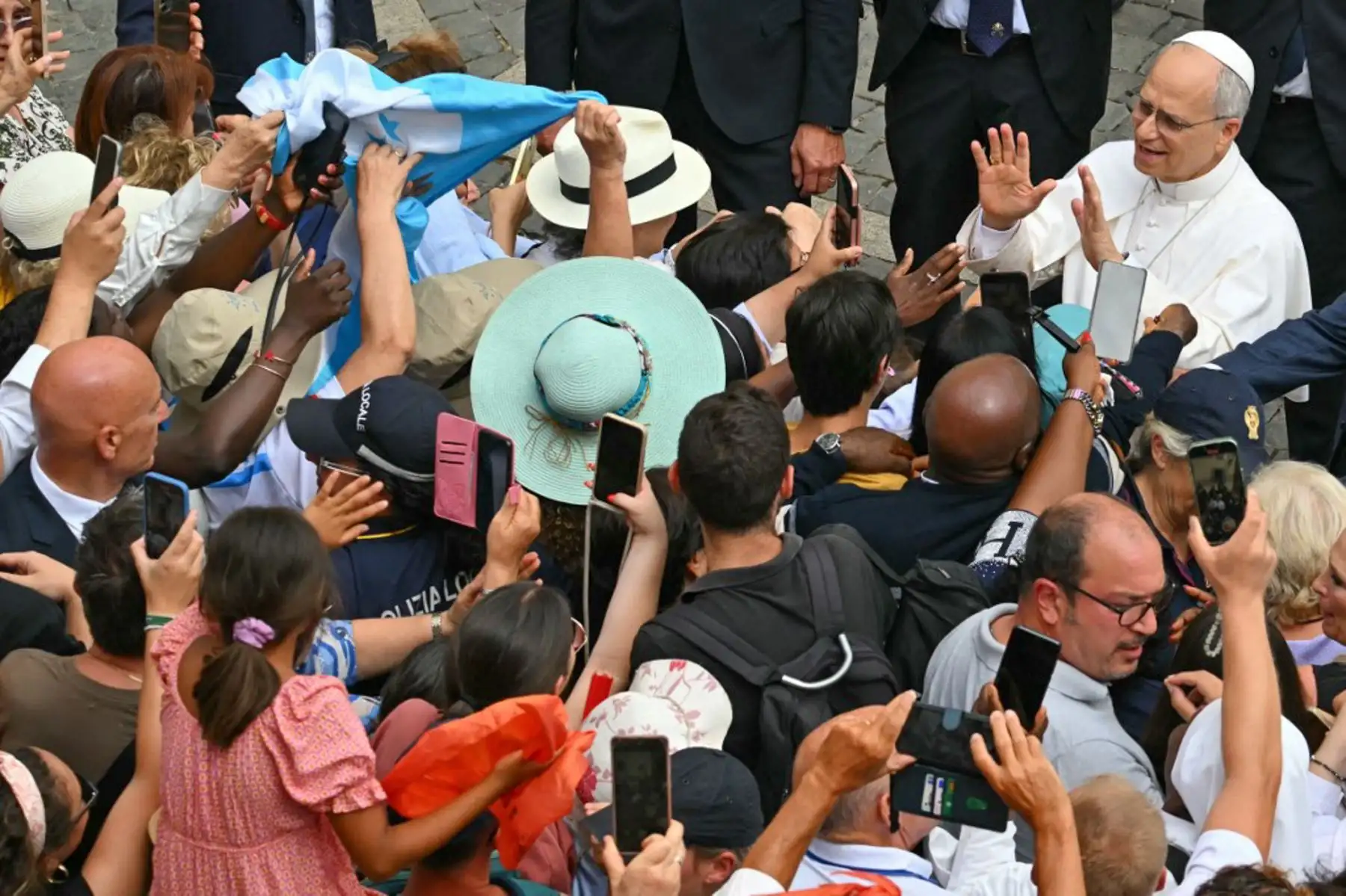 El Papa León XIV saluda a la multitud camino a la Parroquia Pontificia de Santo Tomás de Villanueva para oficiar la misa de la Asunción en la residencia papal de verano de Castel Gandolfo, al sureste de Roma. Foto: AFP