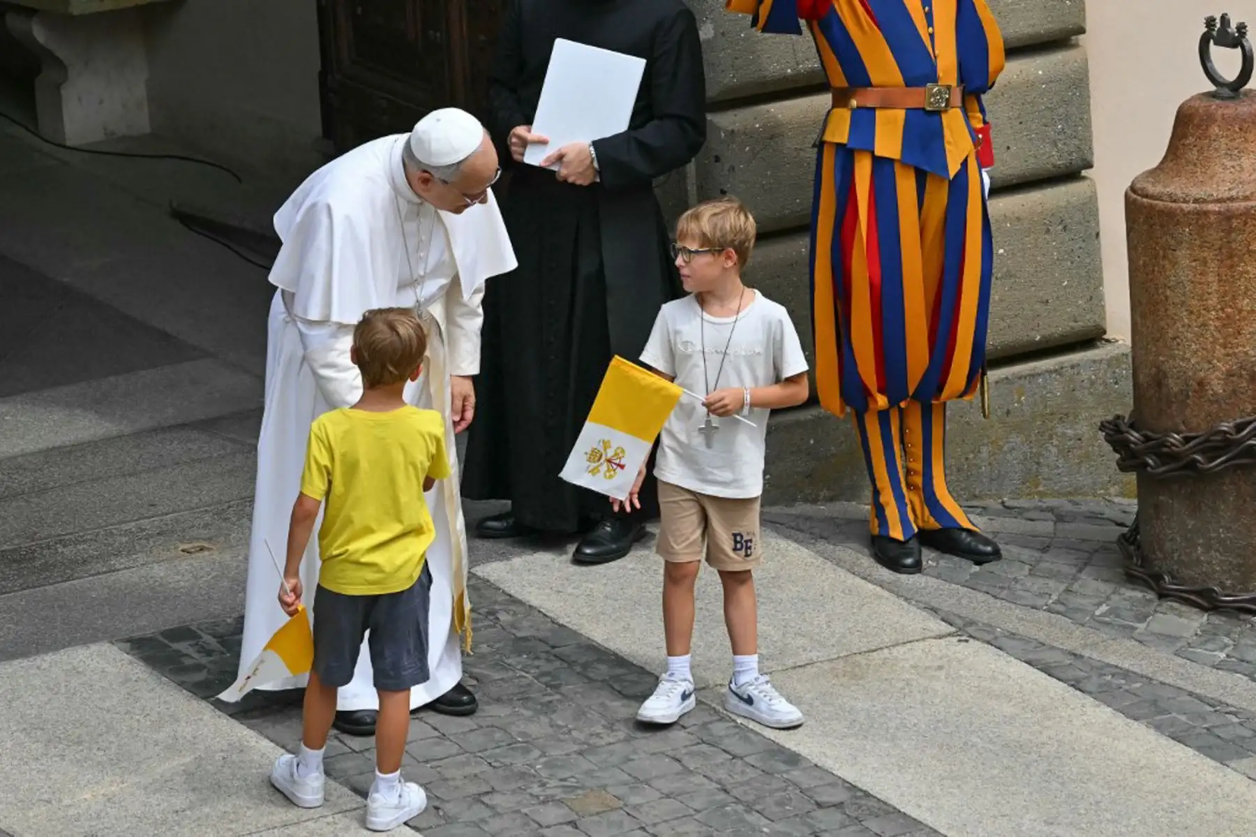 El Papa León XIV saluda a los niños camino a la Parroquia Pontificia de Santo Tomás de Villanueva para oficiar la misa de la Asunción en la residencia papal de verano de Castel Gandolfo, al sureste de Roma. Foto: AFP