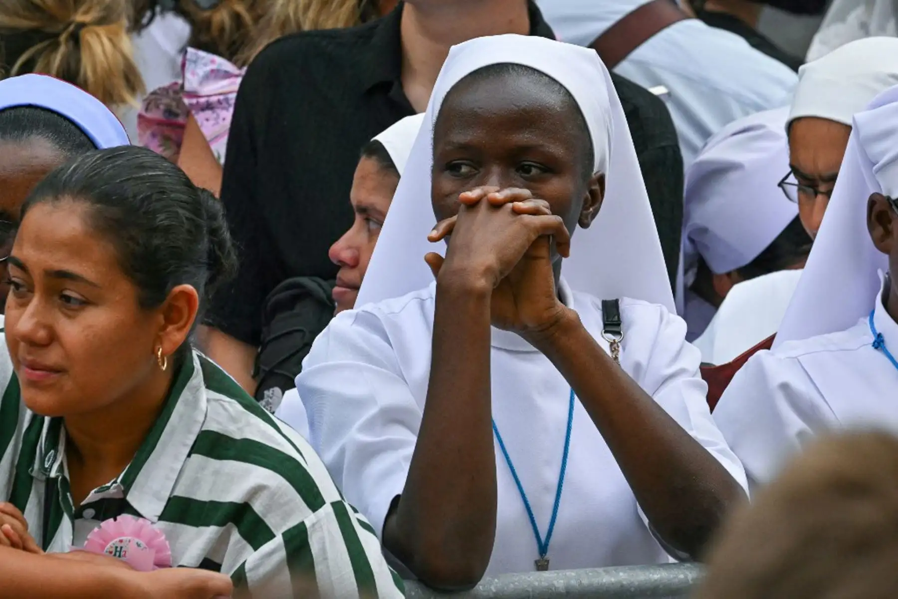 Una monja observa mientras espera a que el Papa salga del Palacio Apostólico antes de la misa del Día de la Asunción en la residencia papal de verano en Castel Gandolfo, al sureste de Roma. Foto: AFP