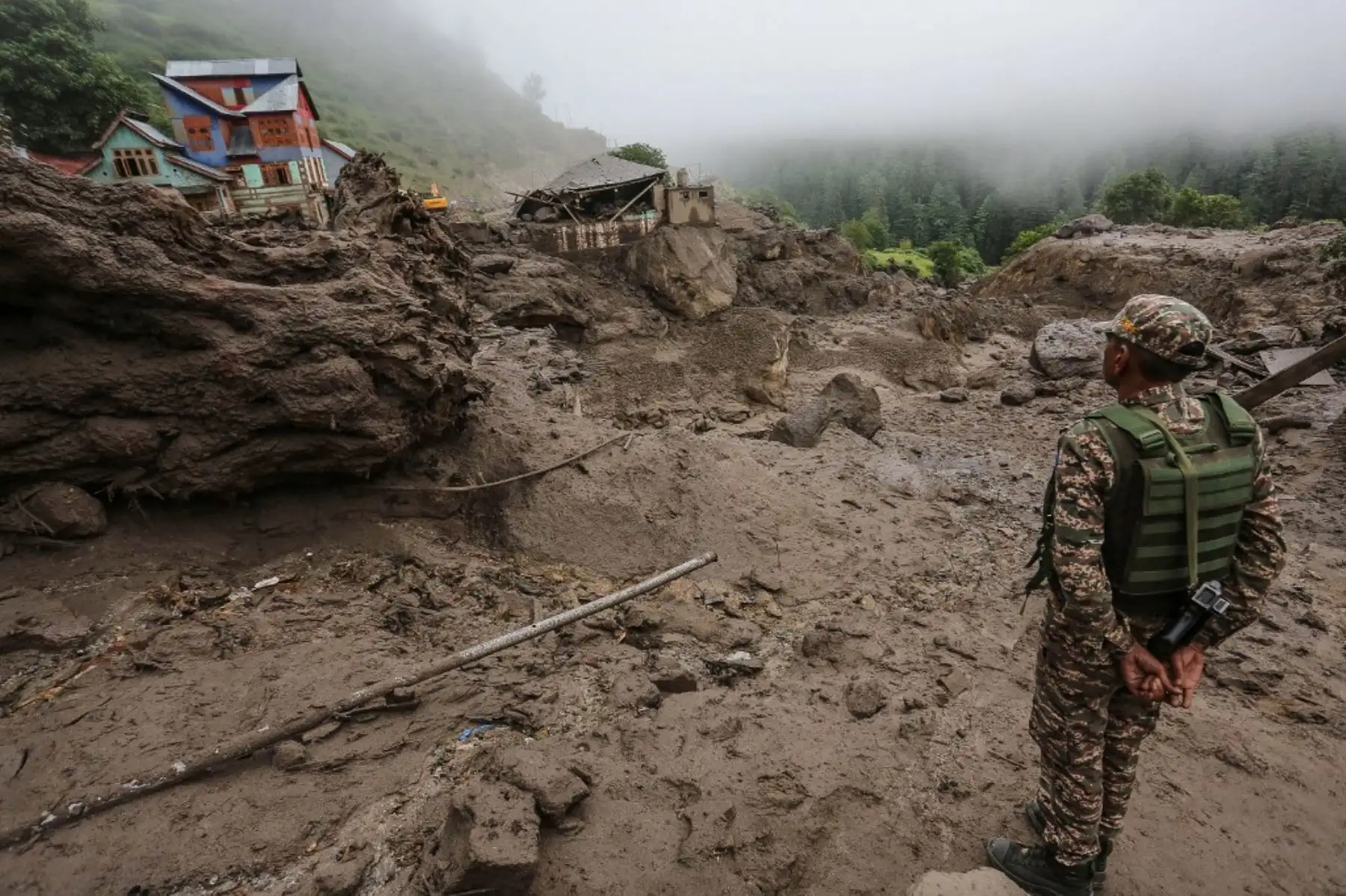 Equipos de rescate continúan sus labores, un día después de inundaciones que dejaron al menos 60 víctimas en una aldea del Himalaya, en Cachemira. Foto: AFP