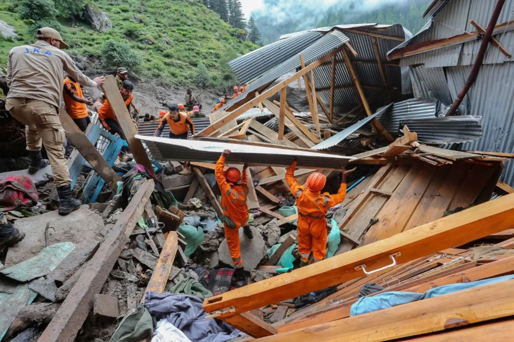 Equipos de rescate continúan sus labores, un día después de inundaciones que dejaron al menos 60 víctimas en una aldea del Himalaya, en Cachemira. Foto: AFP