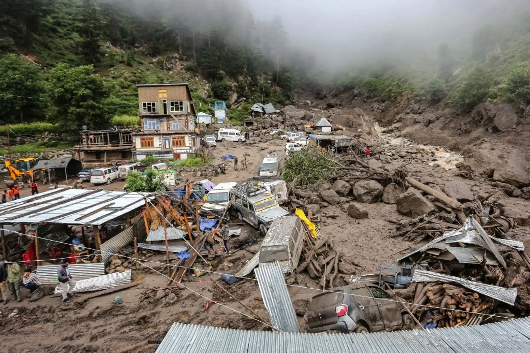 Torrentes de agua y barro, provocados por fuertes lluvias, arrasaron la aldea de Chisoti, en el distrito de Kishtwar, a unos 200 km de Srinagar, la capital de la parte de Cachemira bajo administración india. Foto: AFP
