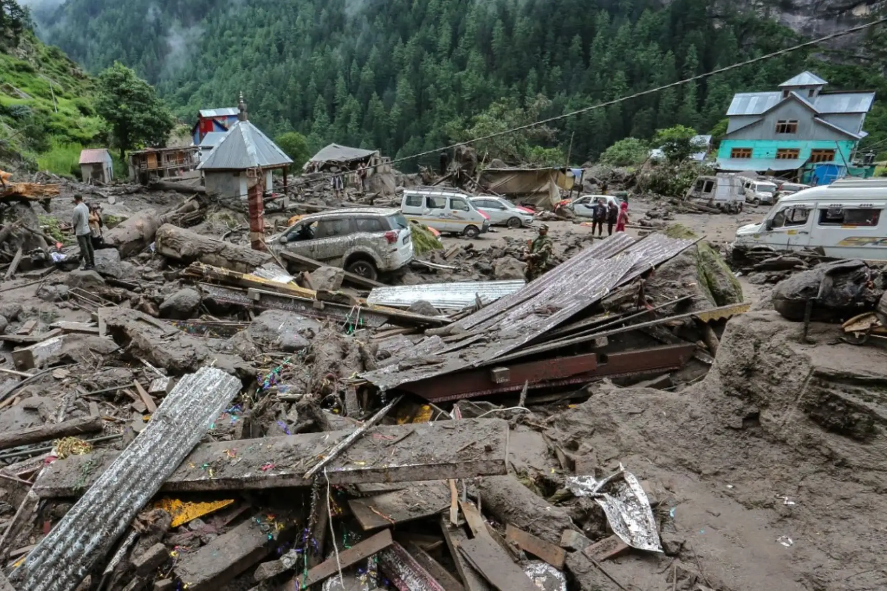 Torrentes de agua y barro, provocados por fuertes lluvias, arrasaron la aldea de Chisoti, en el distrito de Kishtwar, a unos 200 km de Srinagar, la capital de la parte de Cachemira bajo administración india. Foto: AFP