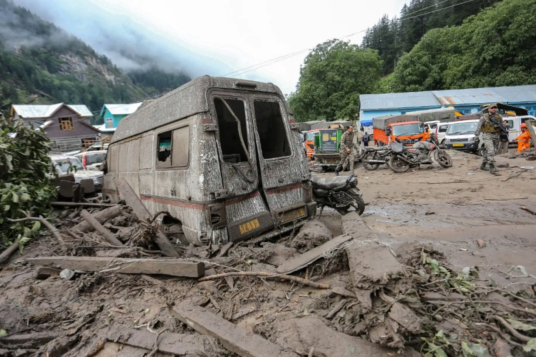 Torrentes de agua y barro, provocados por fuertes lluvias, arrasaron la aldea de Chisoti, en el distrito de Kishtwar, a unos 200 km de Srinagar, la capital de la parte de Cachemira bajo administración india. Foto: AFP