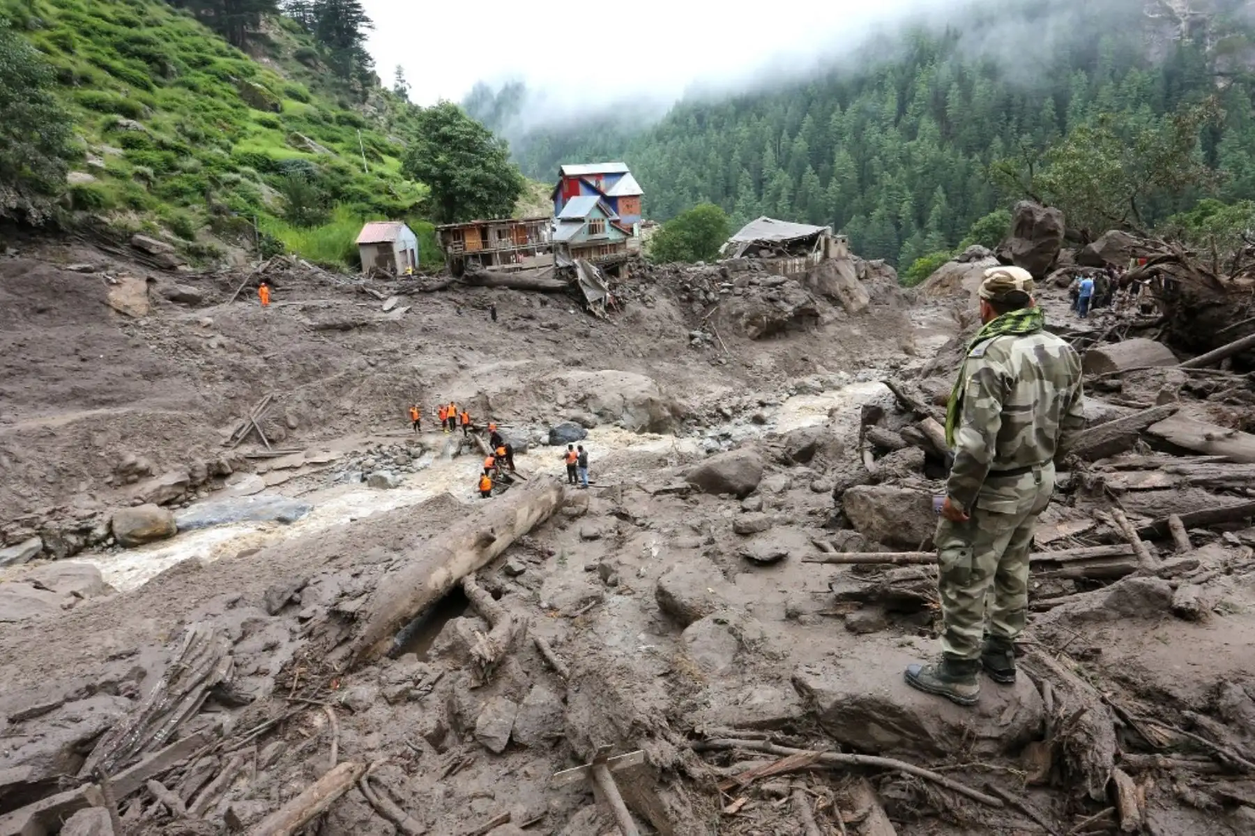 Torrentes de agua y barro, provocados por fuertes lluvias, arrasaron la aldea de Chisoti, en el distrito de Kishtwar, a unos 200 km de Srinagar, la capital de la parte de Cachemira bajo administración india. Foto: AFP