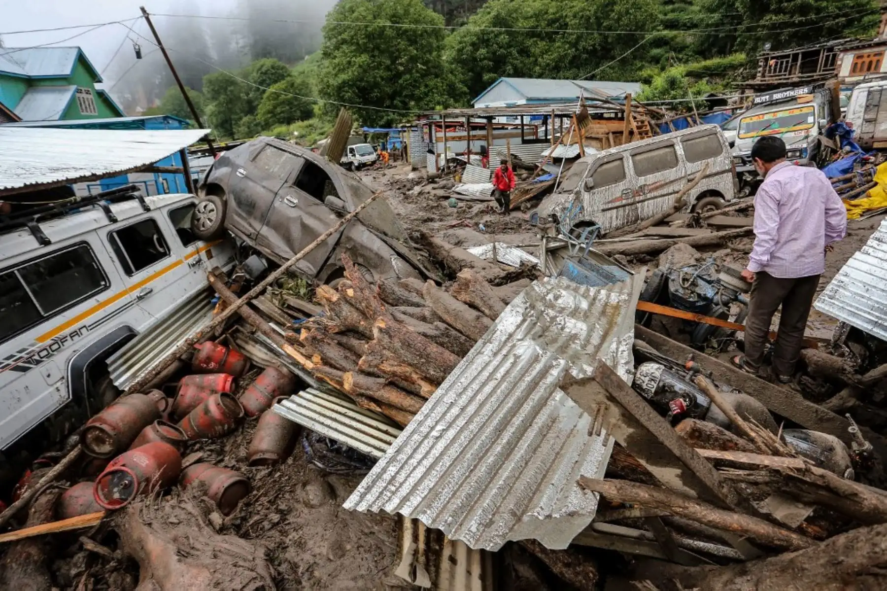 Torrentes de agua y barro, provocados por fuertes lluvias, arrasaron la aldea de Chisoti, en el distrito de Kishtwar, a unos 200 km de Srinagar, la capital de la parte de Cachemira bajo administración india. Foto: AFP