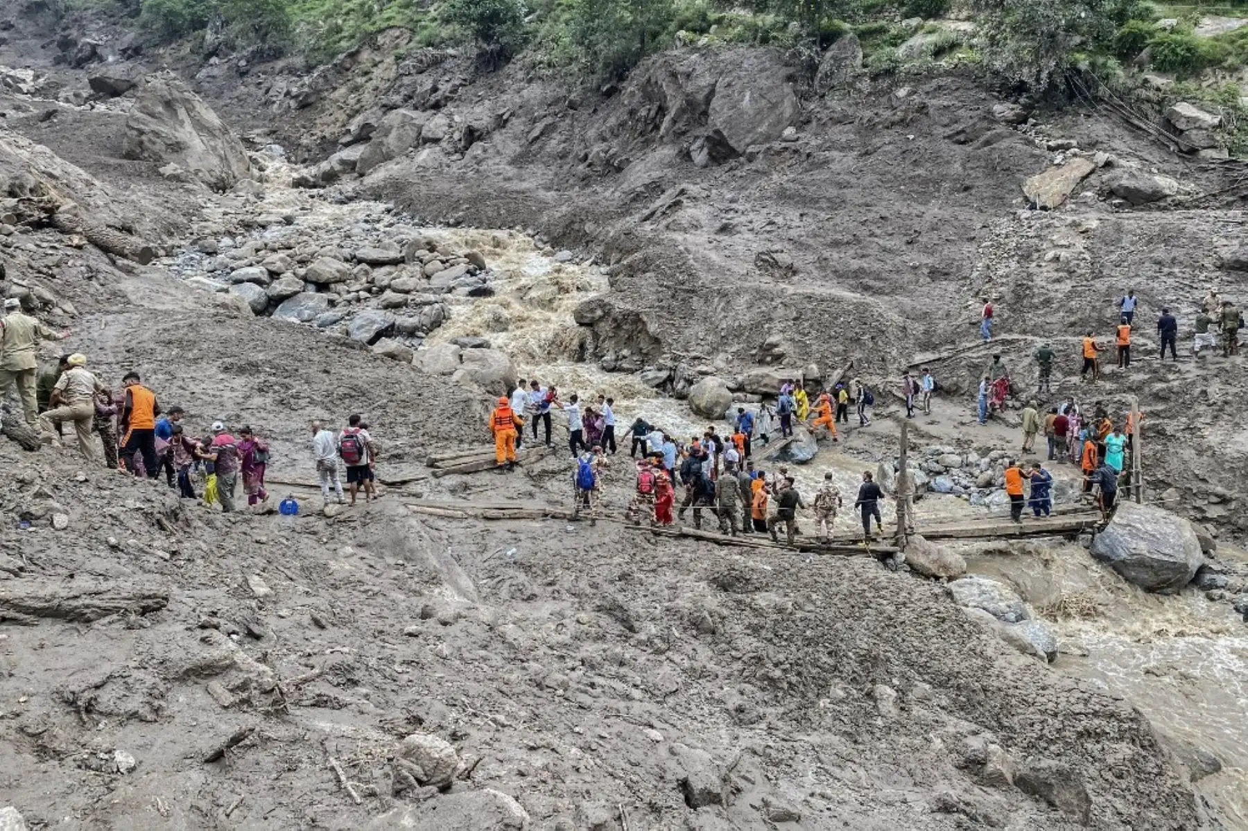 Torrentes de agua y barro, provocados por fuertes lluvias, arrasaron la aldea de Chisoti, en el distrito de Kishtwar, a unos 200 km de Srinagar, la capital de la parte de Cachemira bajo administración india. Foto: AFP
