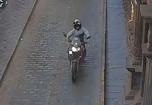 Tras atropellar a un adulto mayor en una calle céntrica de la ciudad de Cusco, Ángel Berrio Carmona huyó del lugar sin socorrerlo, como lo registraron las cámaras de seguridad. ANDINA/Difusión