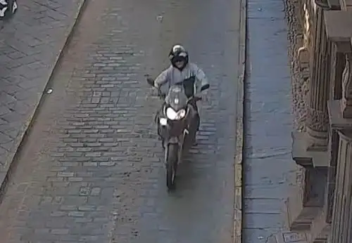 Tras atropellar a un adulto mayor en una calle céntrica de la ciudad de Cusco, Ángel Berrio Carmona huyó del lugar sin socorrerlo, como lo registraron las cámaras de seguridad. ANDINA/Difusión