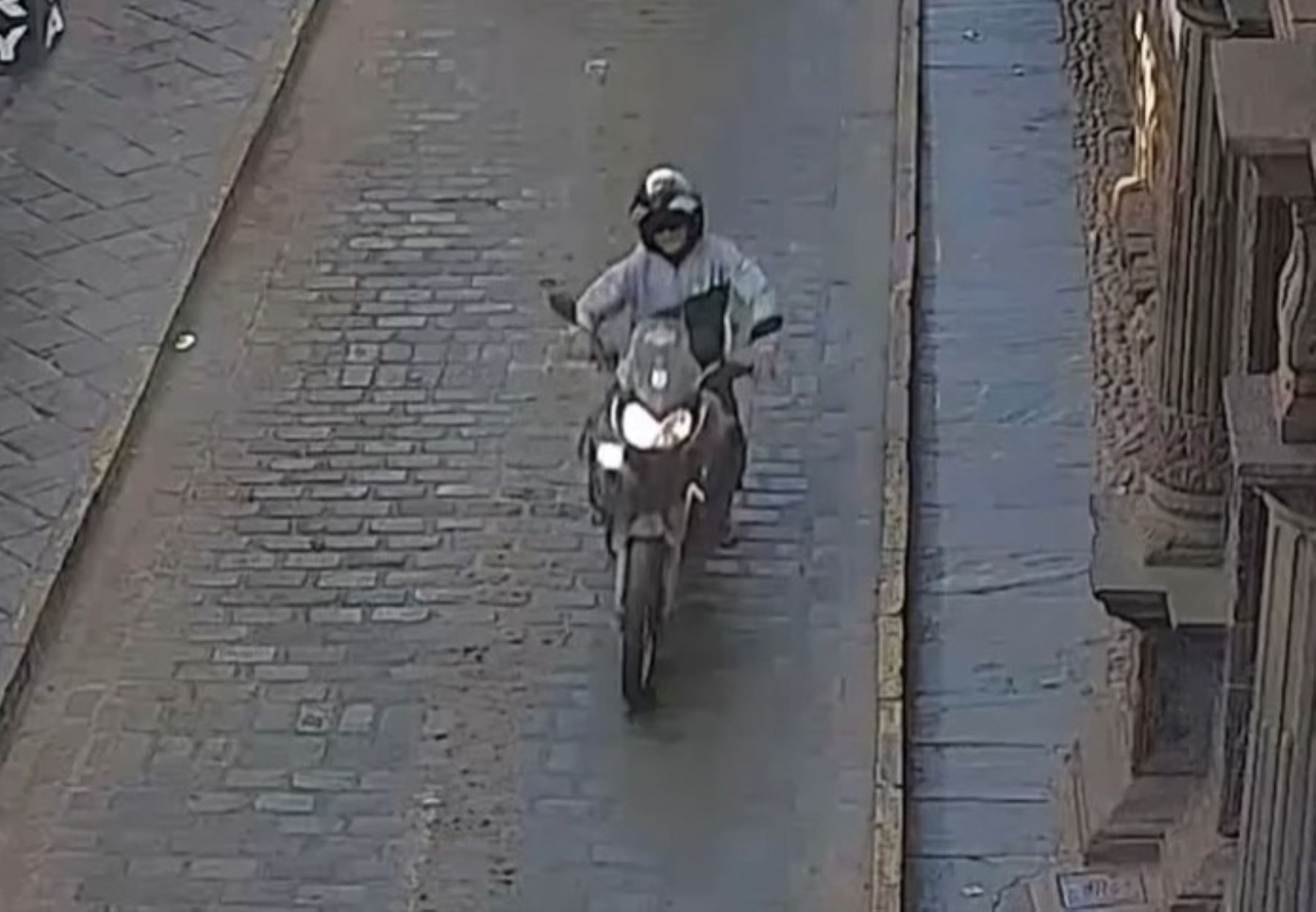 Tras atropellar a un adulto mayor en una calle céntrica de la ciudad de Cusco, Ángel Berrio Carmona huyó del lugar sin socorrerlo, como lo registraron las cámaras de seguridad. ANDINA/Difusión