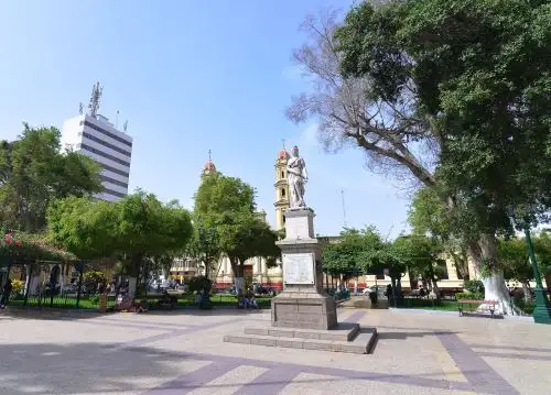 La plaza de Armas de Piura conserva su trazo  fundacional y está rodeada de árboles centenarios y es uno de los principales atractivos de esta ciudad que hoy 15 de agosto cumple 493 años de fundación. ANDINA/Difusión