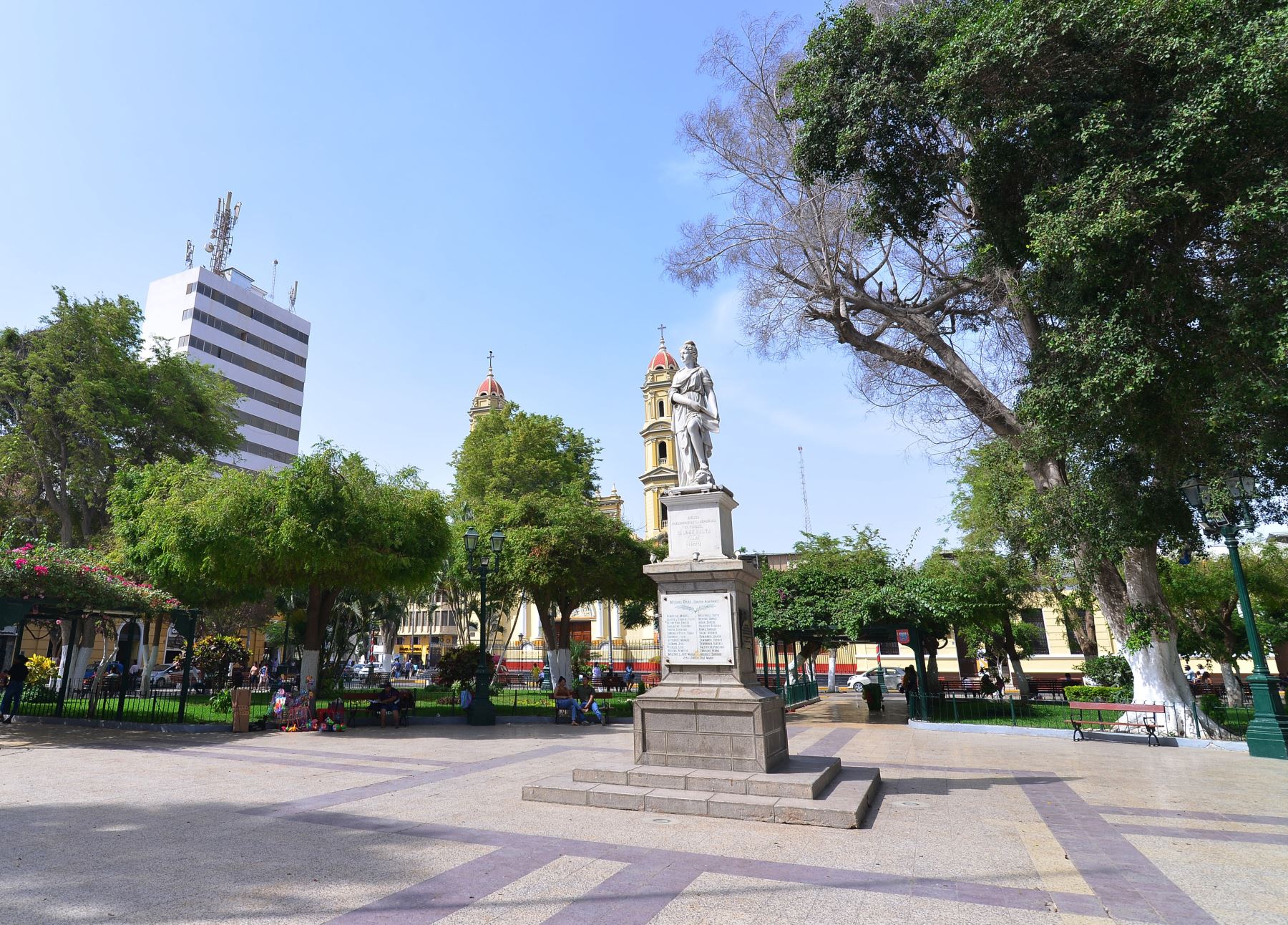 La plaza de Armas de Piura conserva su trazo  fundacional y está rodeada de árboles centenarios y es uno de los principales atractivos de esta ciudad que hoy 15 de agosto cumple 493 años de fundación. ANDINA/Difusión
