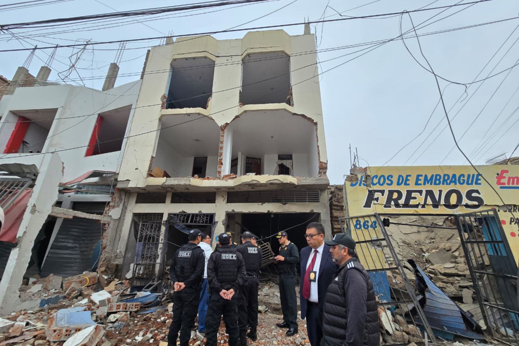 La detonación de una gran carga de dinamita en la ciudad de Trujillo dejó tres personas heridas, un edificio destruido y más de 100 viviendas afectadas. ANDINA/Difusión