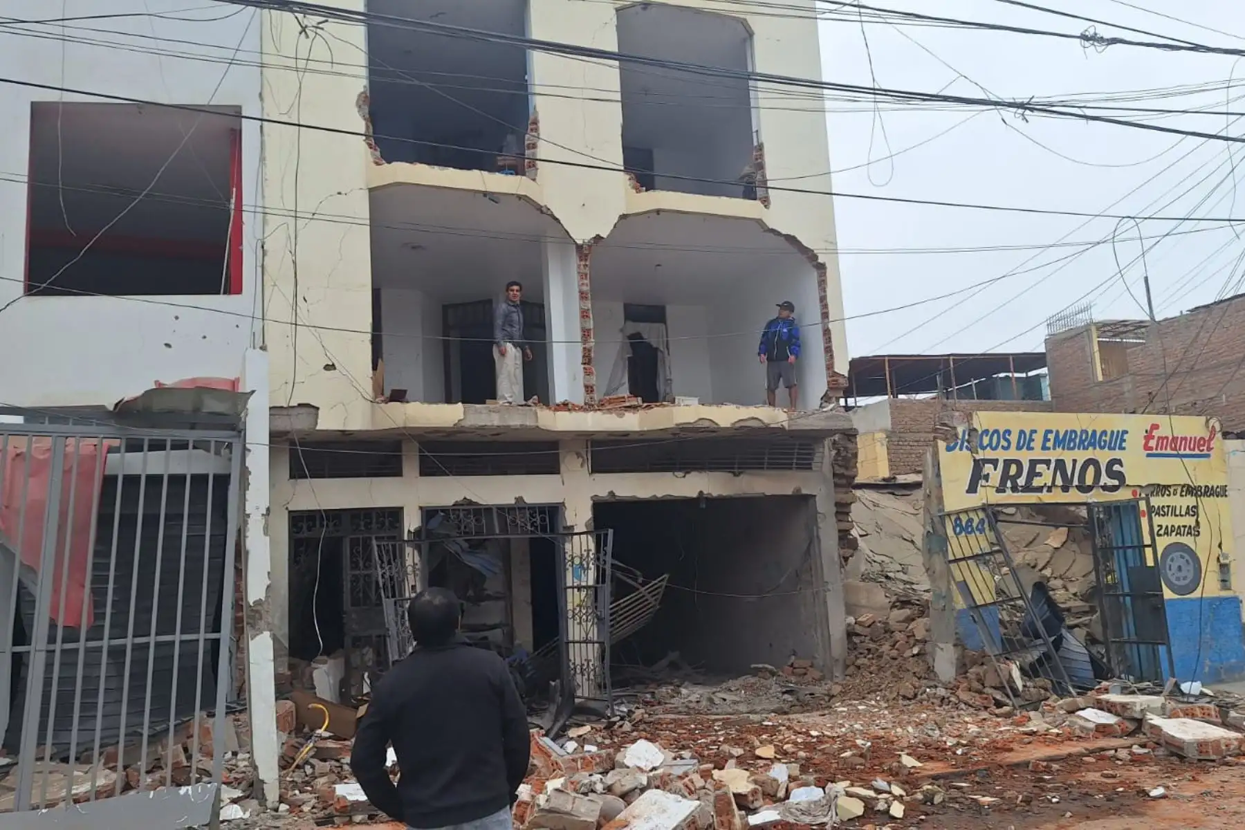 La detonación de una carga de dinamita en Trujillo causó daños severos en varias viviendas. El atentado se produjo muy cerca del centro histórico de la ciudad. Foto: Luis Puell
