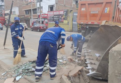 Personal de limpieza pública de la Municipalidad de Trujillo ayuda a recoger los escombros causados tras la detonación de una carga de dinamita que causó daños en 25 viviendas. Foto: Luis Puell