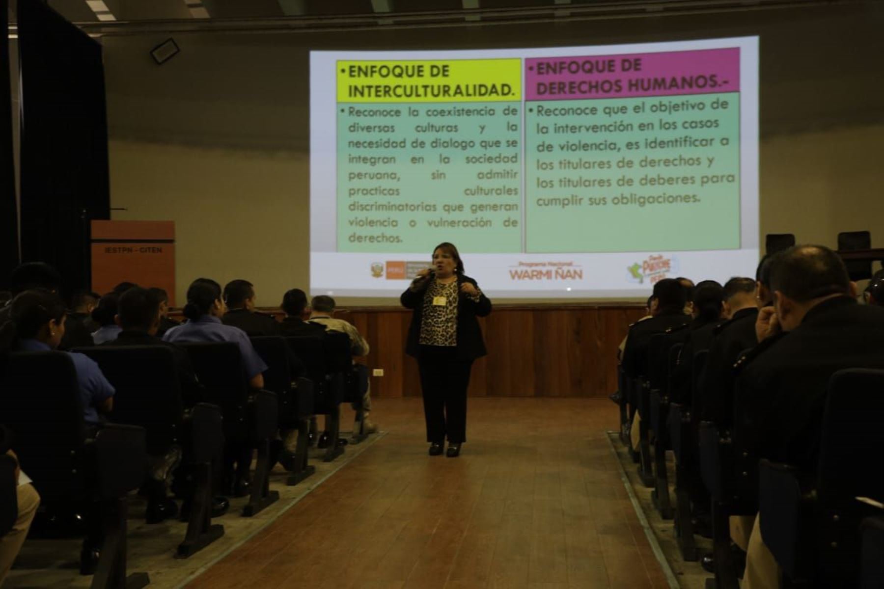 El Programa Nacional Warmi Ñan ha capacitado a 850 integrantes de la Marina, entre personal civil y militar, en lo que va del año 2025. Foto: ANDINA/Difusión