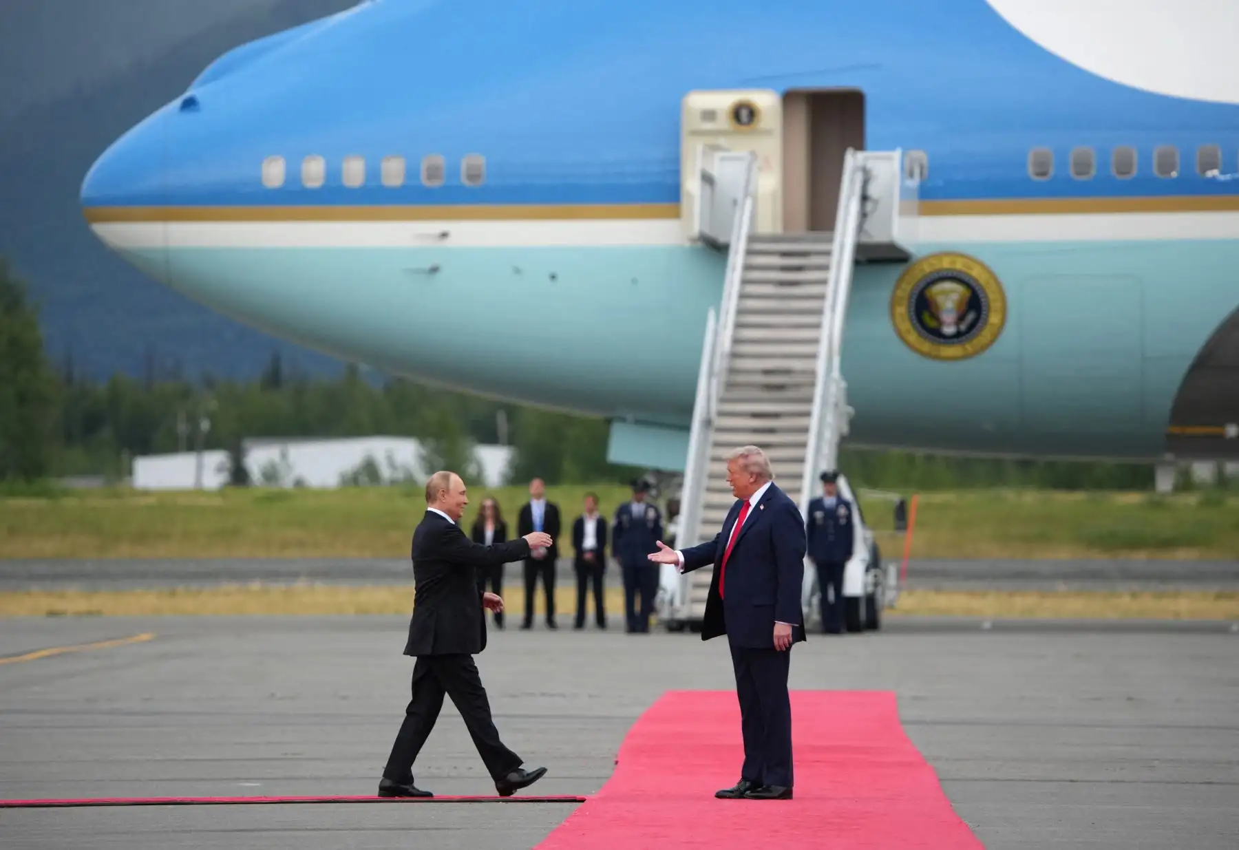 El presidente estadounidense Donald Trump saluda al presidente ruso Vladimir Putin a su llegada a la Base Conjunta Elmendorf-Richardson el en Anchorage, Alaska.AFP