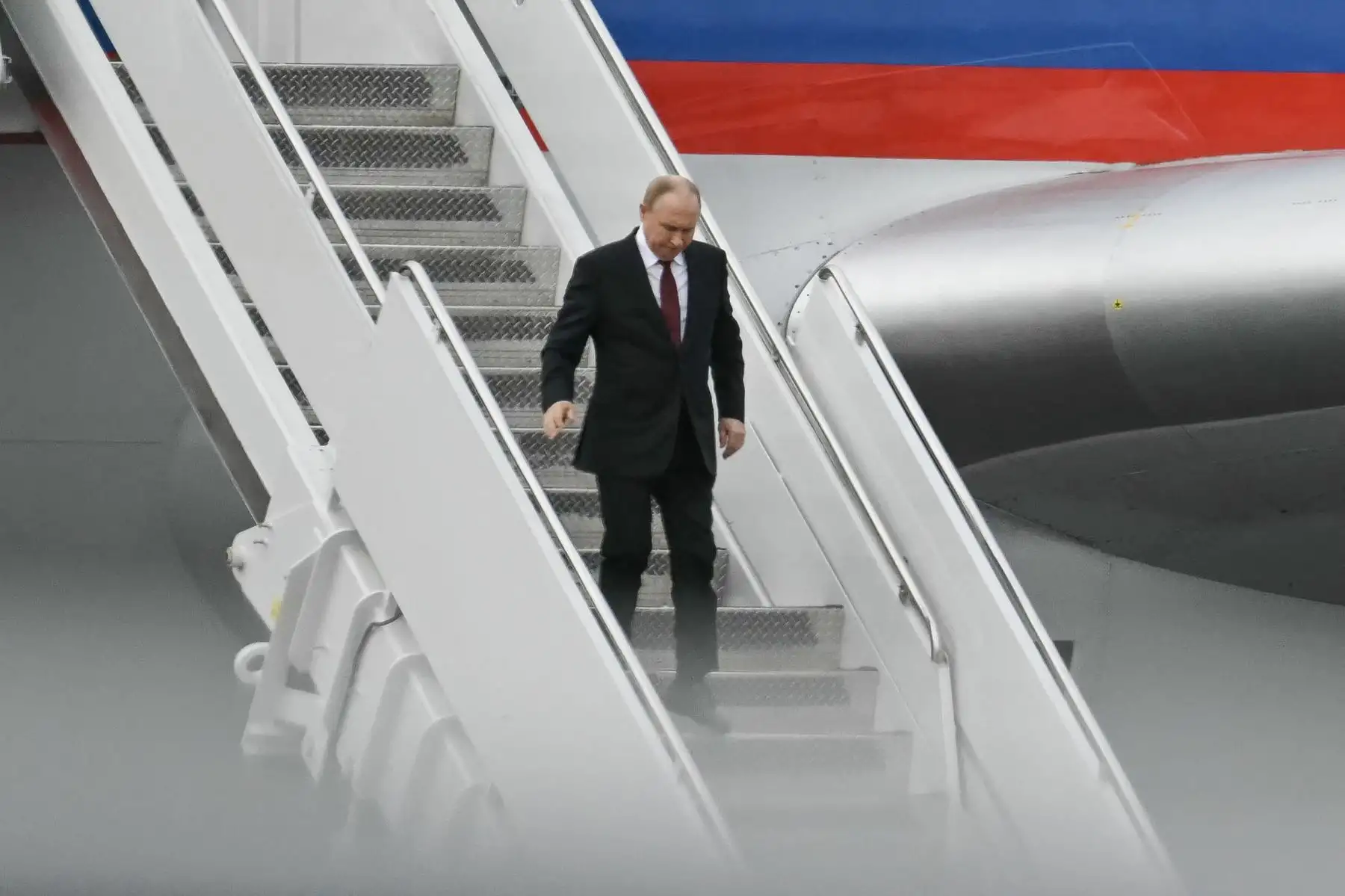 El presidente ruso, Vladimir Putin, llega a la Base Conjunta Elmendorf-Richardson en Anchorage, Alaska. Putin está en Alaska por invitación del presidente estadounidense Donald Trump en su primera visita a un país occidental desde que ordenó la invasión de Ucrania en 2022 que ha matado a decenas de miles de personas. AFP
