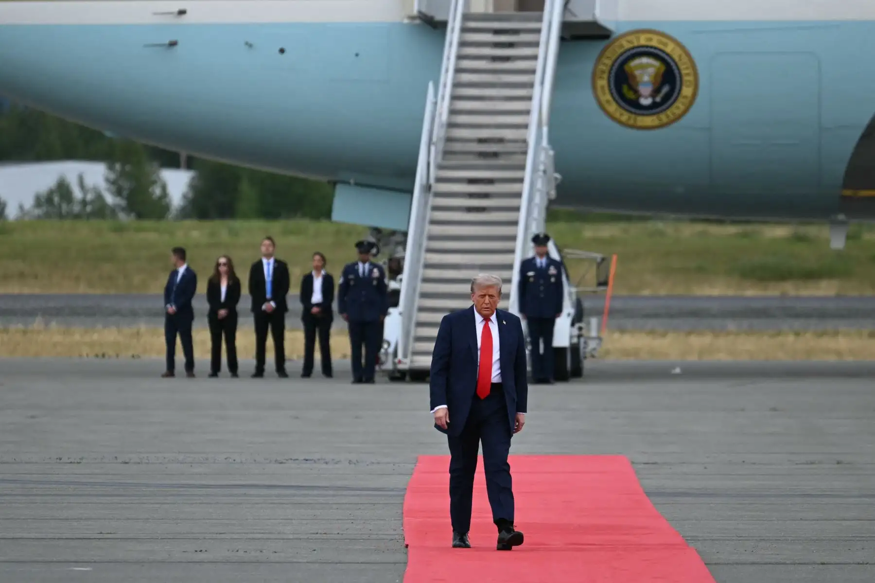 El presidente de Estados Unidos, Donald Trump, camina por la alfombra roja antes de saludar al presidente ruso, Vladimir Putin, en la Base Conjunta Elmendorf-Richardson en Anchorage, Alaska. Trump está en Anchorage para una cumbre con el líder ruso Vladimir Putin. AFP