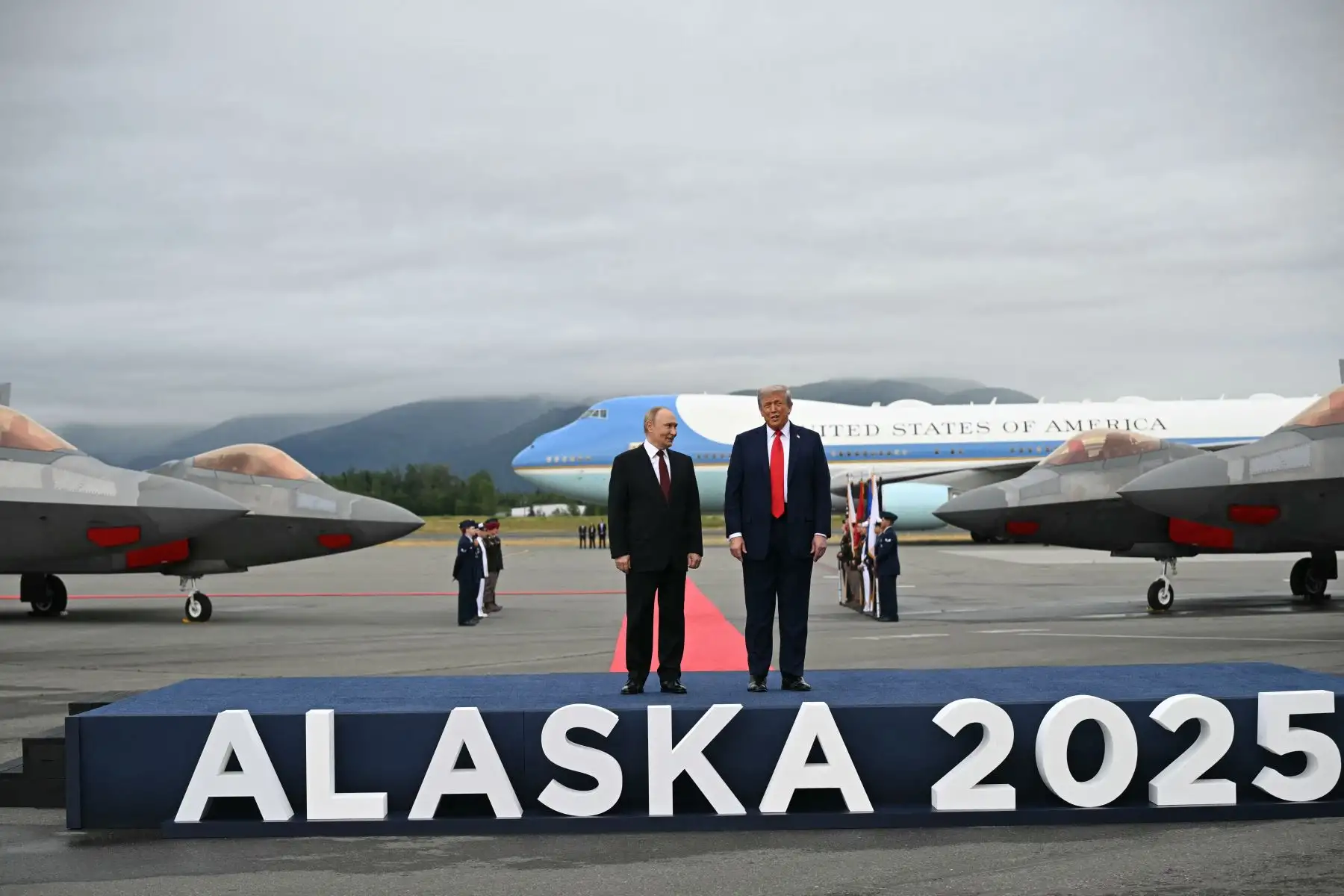 El presidente de Estados Unidos, Donald Trump, y el presidente ruso, Vladimir Putin, posan en un podio en la pista después de llegar a la Base Conjunta Elmendorf-Richardson en Anchorage, Alaska. Putin está en Alaska por invitación de Trump en su primera visita a un país occidental desde que ordenó la invasión de Ucrania en 2022 que ha matado a decenas de miles de personas. AFP