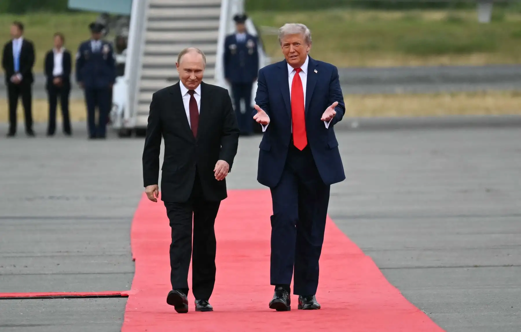 El presidente de Estados Unidos, Donald Trump, saluda al presidente ruso, Vladimir Putin, en la pista tras su llegada a la Base Conjunta Elmendorf-Richardson en Anchorage, Alaska. AFP