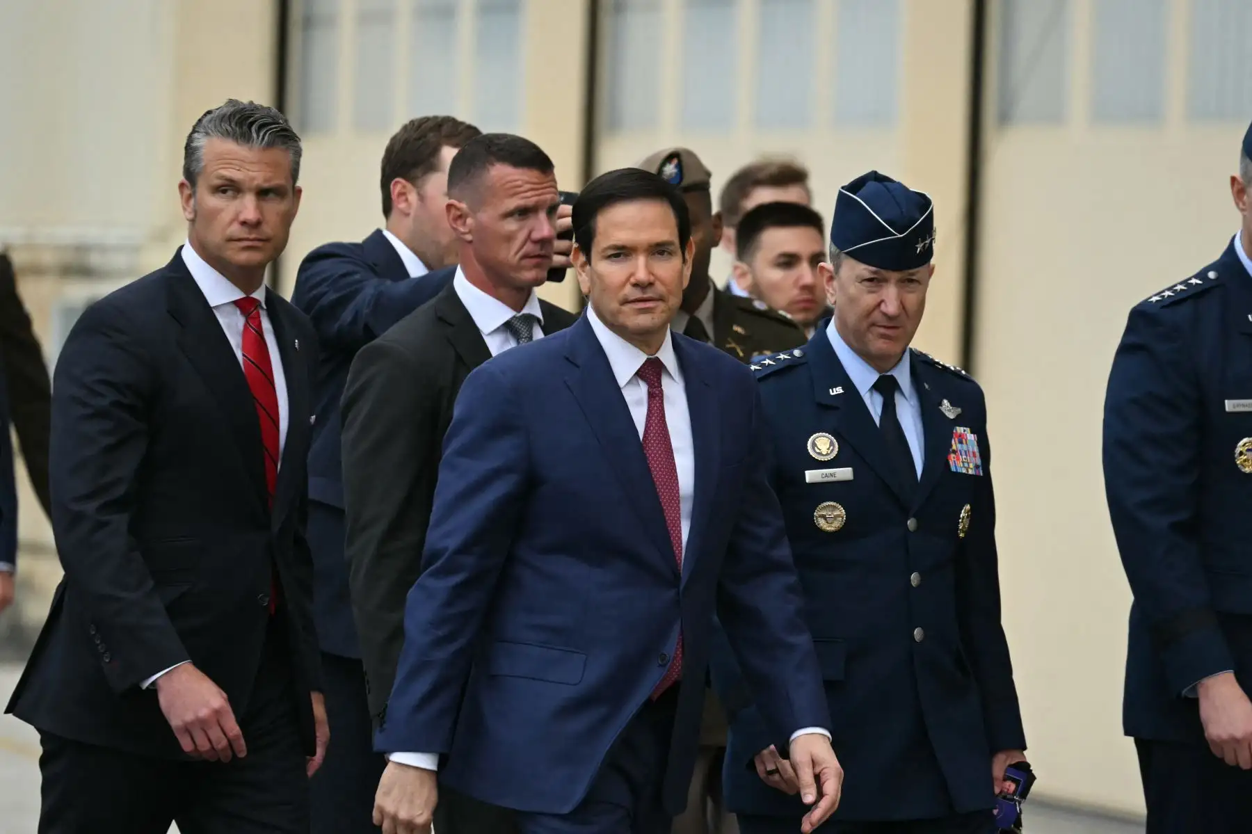 El secretario de Defensa de EE. UU., Pete Hegseth  el secretario de Estado, Marco Rubio , y el jefe del Estado Mayor Conjunto, general Dan Caine, caminan por la pista a su llegada a la Base Conjunta Elmendorf-Richardson en Anchorage, Alaska. AFP