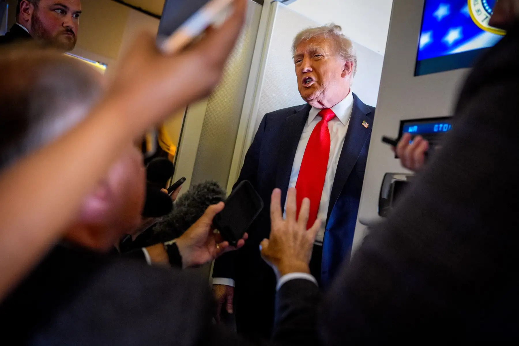 El presidente de Estados Unidos, Donald Trump, habla con miembros de los medios de comunicación a bordo del Air Force One. AFP