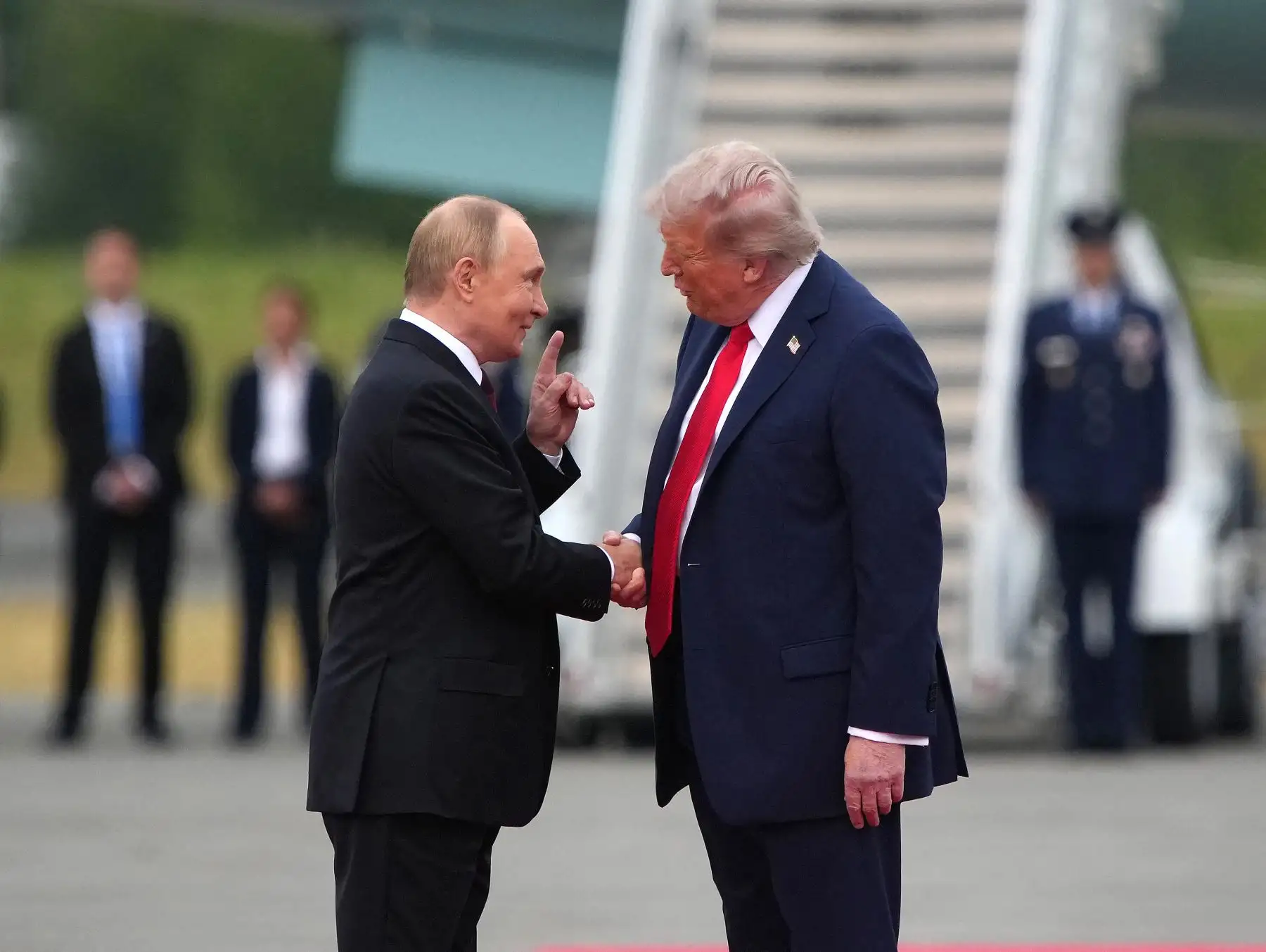 El presidente de Estados Unidos, Donald Trump, saluda al presidente ruso, Vladimir Putin, a su llegada a la Base Conjunta Elmendorf-Richardson. AFP