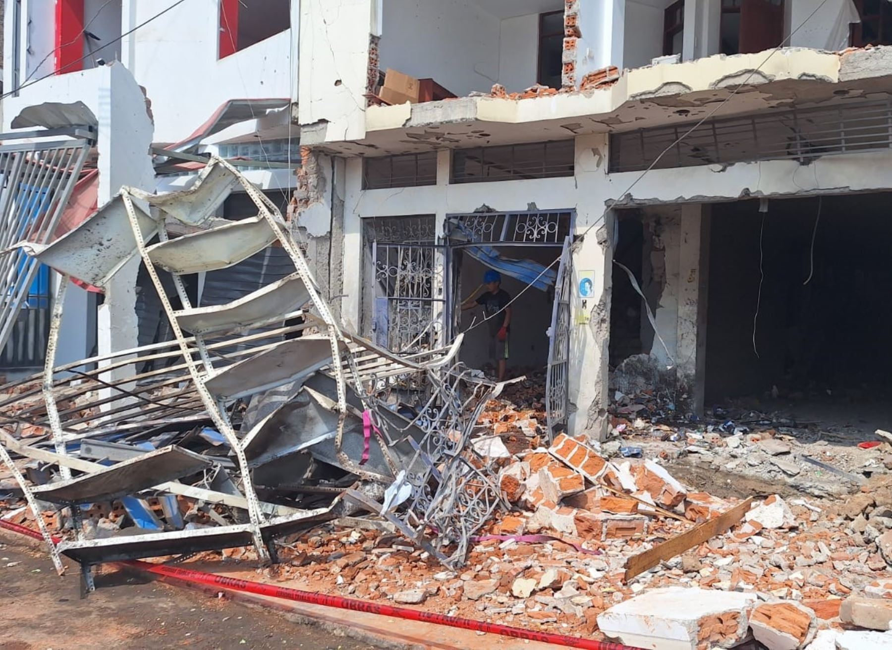 La Policía Nacional intervino a tres personas sindicadas como presuntos autores del atentado con explosivos que se registró en Trujillo. Foto: Luis Puell