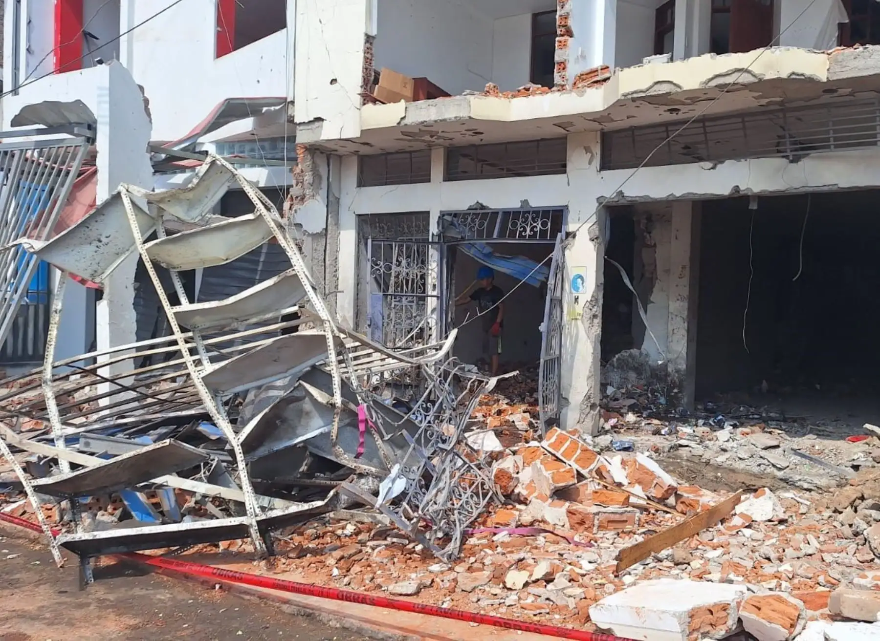 La Policía Nacional intervino a tres personas sindicadas como presuntos autores del atentado con explosivos que se registró en Trujillo. Foto: Luis Puell