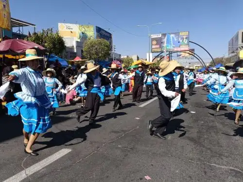 Miles de pobladores y turistas disfrutan del Corso de la Amistad en el día central de Arequipa por su 485.° aniversario de fundación española. ANDINA/Difusión