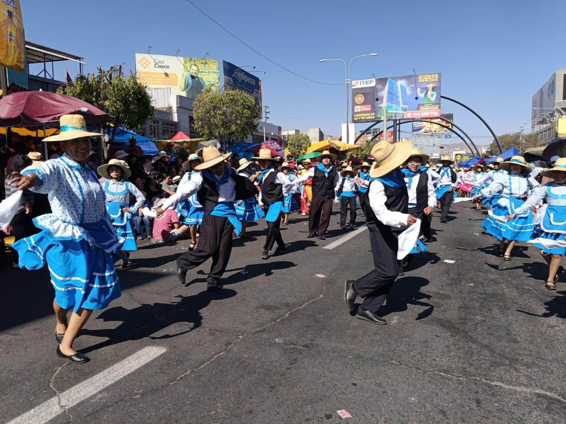 Miles de pobladores y turistas disfrutan del Corso de la Amistad en el día central de Arequipa por su 485.° aniversario de fundación española. ANDINA/Difusión