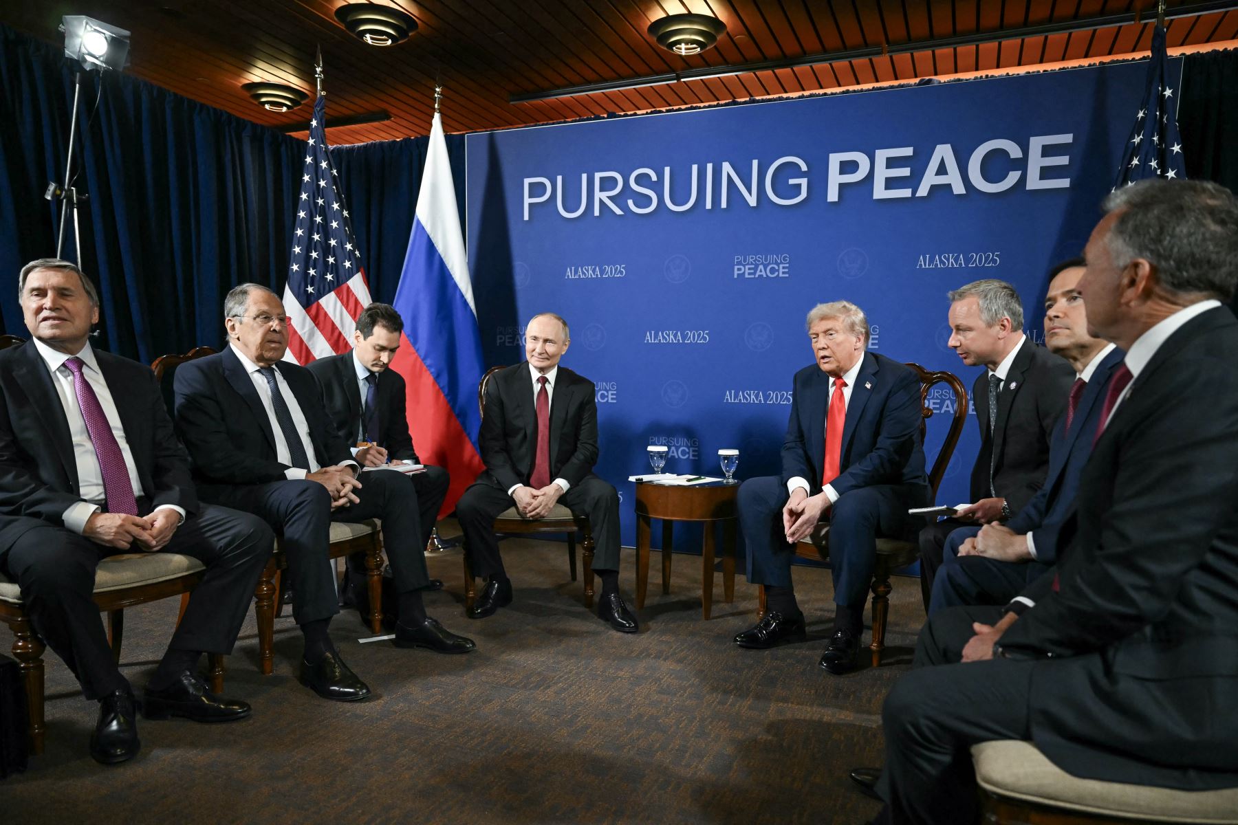 El presidente de Estados Unidos, Donald Trump y el presidente ruso, Vladimir Putin  se reúnen, flanqueados por el asesor del Kremlin, Yuri Ushakov , el ministro de Asuntos Exteriores ruso, Sergei Lavrov , el enviado especial de Estados Unidos, Steve Witkoff , y el secretario de Estado de Estados Unidos, Marco Rubio  durante una cumbre entre Estados Unidos y Rusia sobre Ucrania en la Base Conjunta Elmendorf-Richardson en Anchorage, Alaska. Foto: AFP