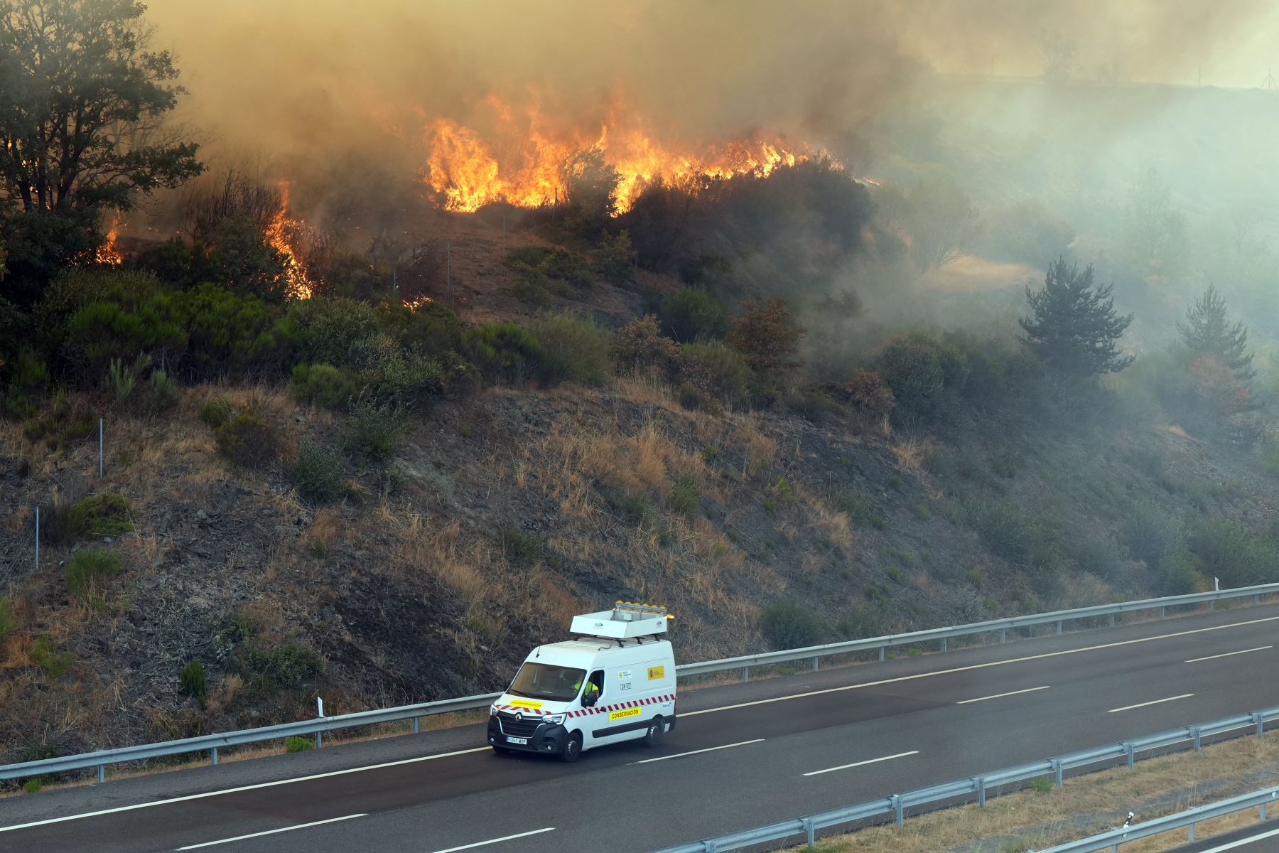Casi dos semanas de altas temperaturas han dejado a España sofocante, y hoy se han extendido a Cantabria, que hasta ahora se ha librado del calor abrasador. Se pronostica que las temperaturas en la región noroeste superarán los 40 °C, según la agencia meteorológica nacional, Aemet. España ha sufrido una devastadora temporada de incendios, con 157.501 hectáreas (389.193 acres) reducidas a cenizas desde principios de año, según datos del Sistema Europeo de Información sobre Incendios Forestales. Foto: AFP