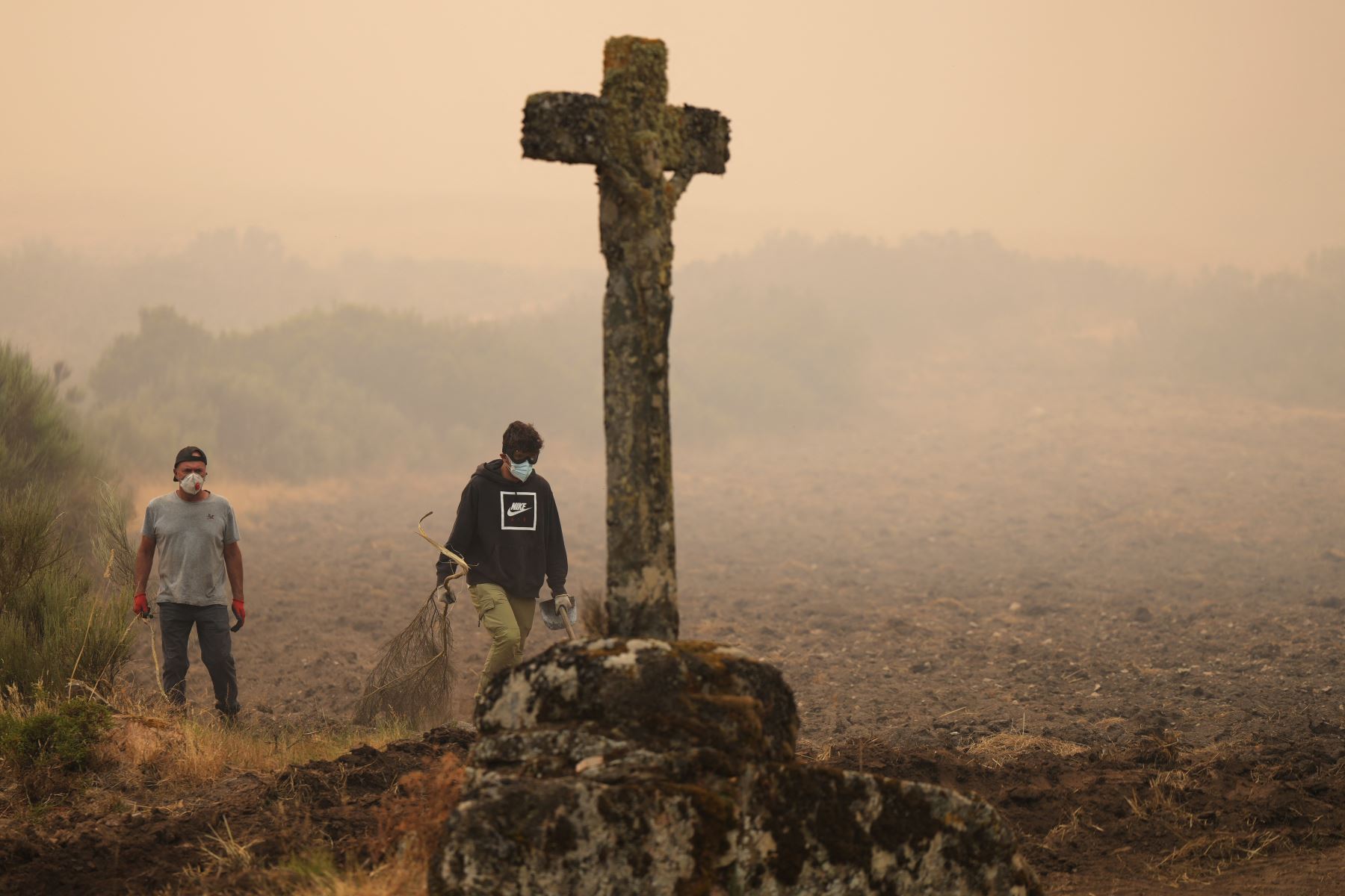 Un incendio forestal arde cerca de una carretera en A Gudina. Toda España estaba hoy en alerta por ola de calor, mientras que la agencia meteorológica advirtió que gran parte del país corría un riesgo de "muy alto a extremo" de incendios forestales. AFP