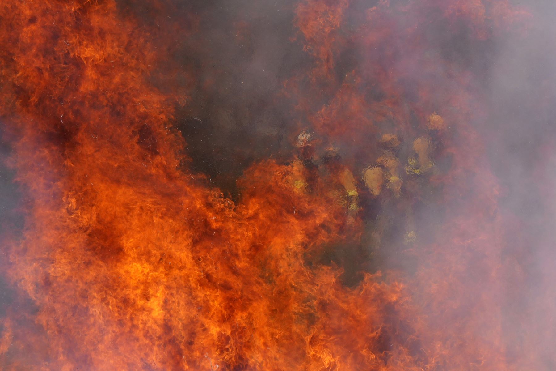 Los bomberos combaten un incendio forestal cerca del pueblo de Abejera, provincia de Zamora, España. Foto: AFP