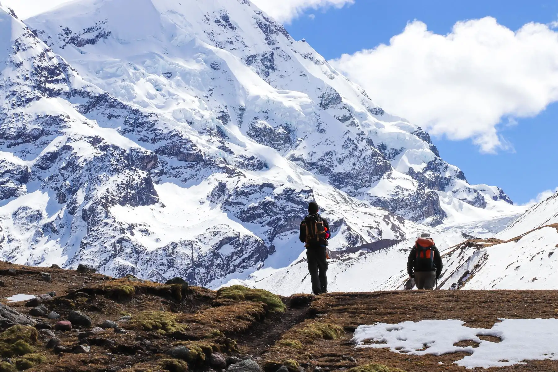 Caminata desde Ausangate hasta Vinicunca

La duración de esta travesía de aproximadamente 15 kilómetros dura cuatro días y presenta un nivel de dificultad entre moderado a desafiante para el caminante turístico, por lo que se aconseja también tener un buen estado físico y realizar la debida aclimatación.