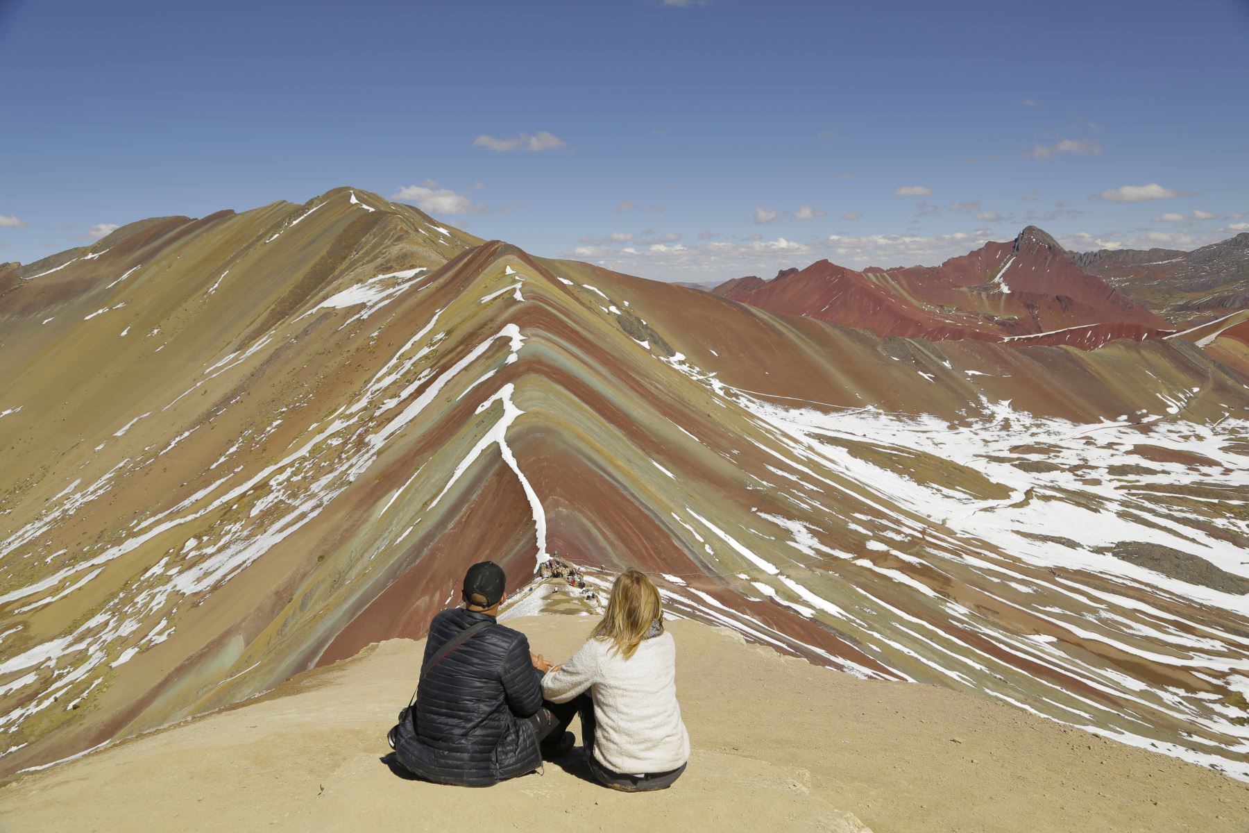 la montaña arcoíris o Vinicunca, ubicada en el distrito de Pitumarca y su cumbre alcanza los 5,200 metros sobre el nivel del mar. La variada gama de colores que cubre la superficie del Vinicunca se debe, según la Sociedad Geológica del Perú, a una compleja historia geológica de sedimentos marinos, lacustres y fluviales.