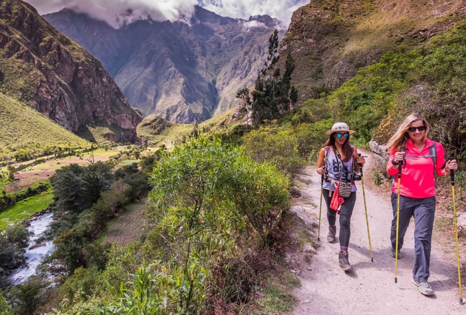 Camino inca hacia Machu Picchu y a Vinicunca

Considerada como la mejor ruta de excursionismo en Sudamérica, esta parte del Gran Camino Inca o Qhapaq Ñan conduce, a través de varios tramos, a Machu Picchu, Patrimonio Mundial y una de las siete nuevas maravillas del mundo.