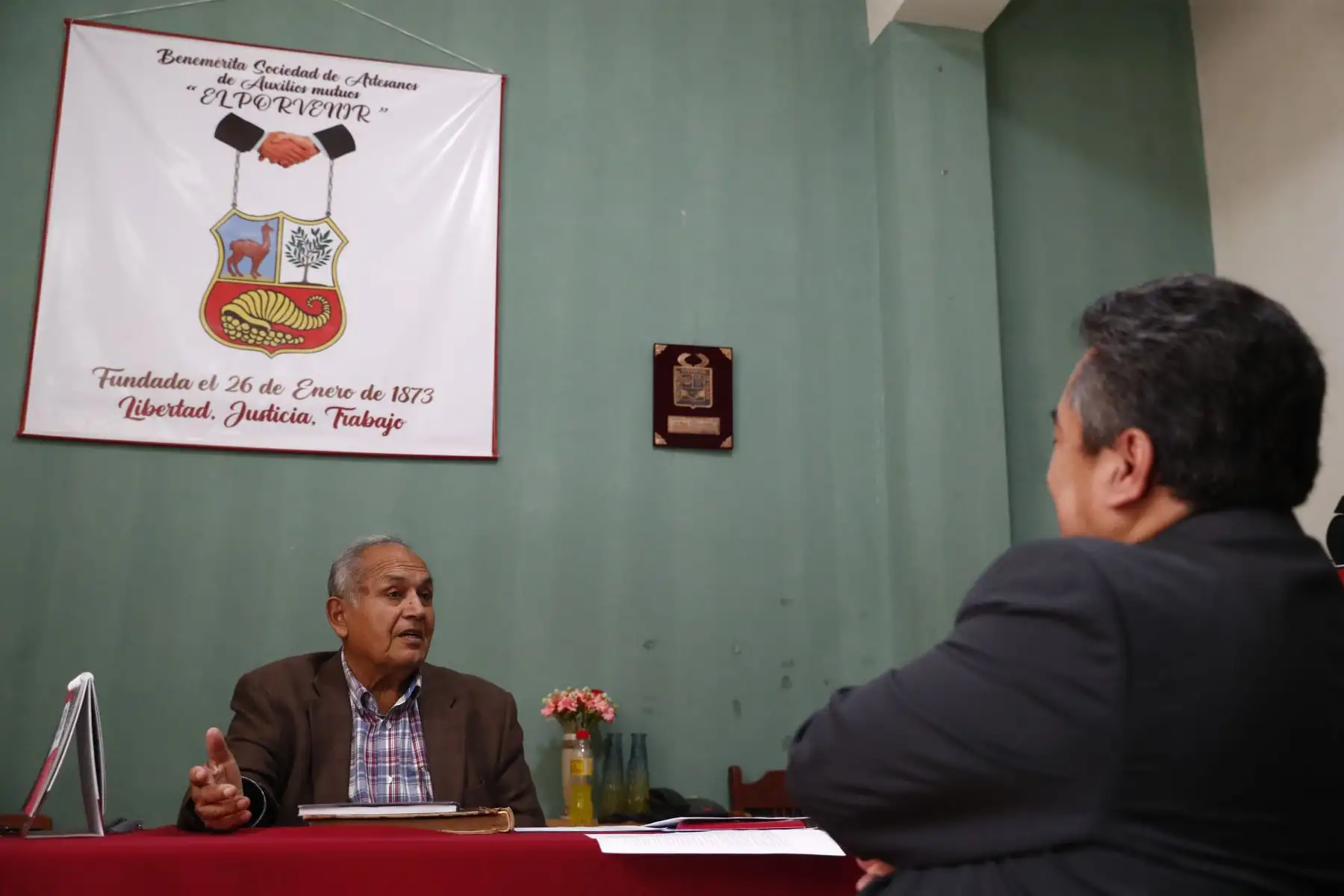Desde la ciudad de Tacna, el director del Diario El Peruano, Félix Paz Quiroz, sostuvo una reunión con Carlos Romero Bartesaghi, ex presidente de la Benemérita Sociedad de Artesanos de Auxilios Mutuos "El Porvenir", como parte de las actividades del diario oficial por su Bicentenario. Foto: ANDINA/Daniel Bracamonte