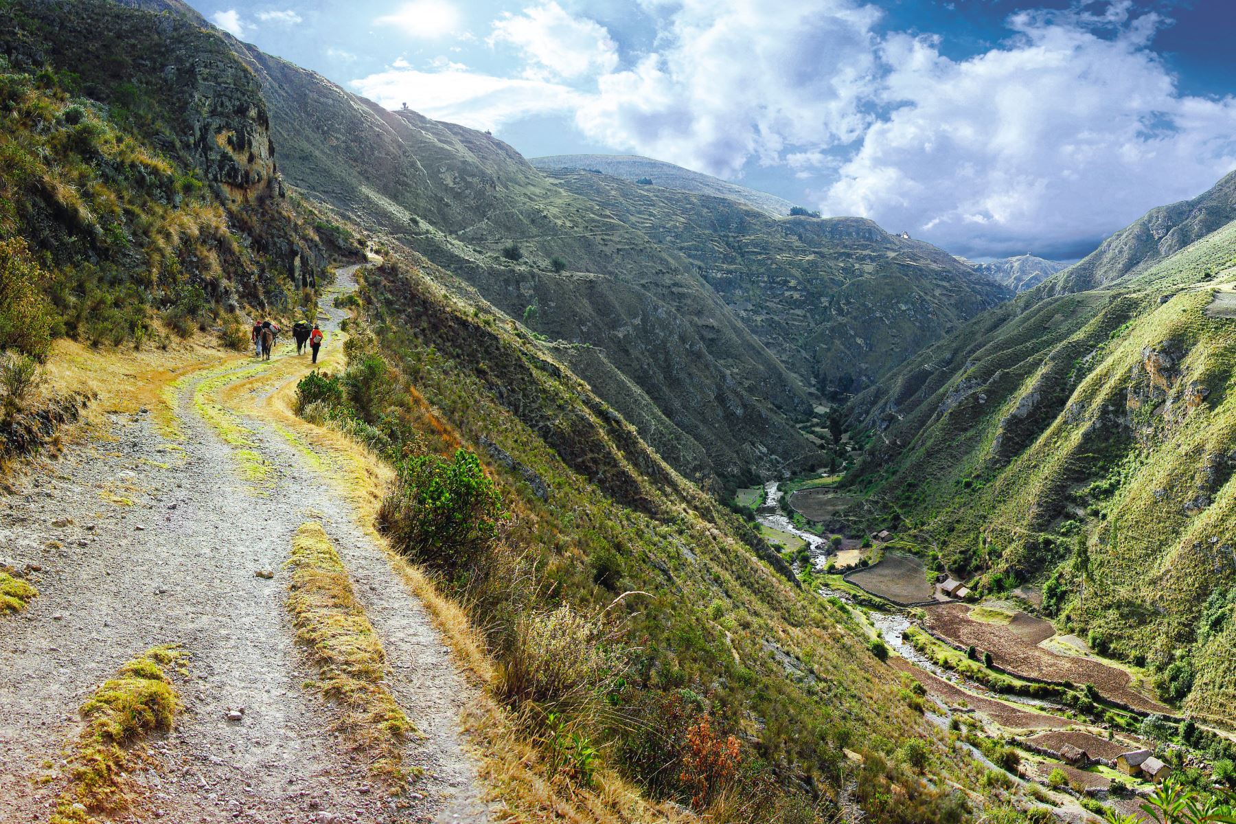 Prestigiosas publicaciones internacionales sobre viajes y turismo, como Travel + Leisure, Condé Nast Traveler y Lonely Planet, destacan que Perú es un auténtico paraíso para los amantes del excursionismo y lo han incluido en sus selectas listas de rutas turísticas ideales para el excursionismo en el mundo.