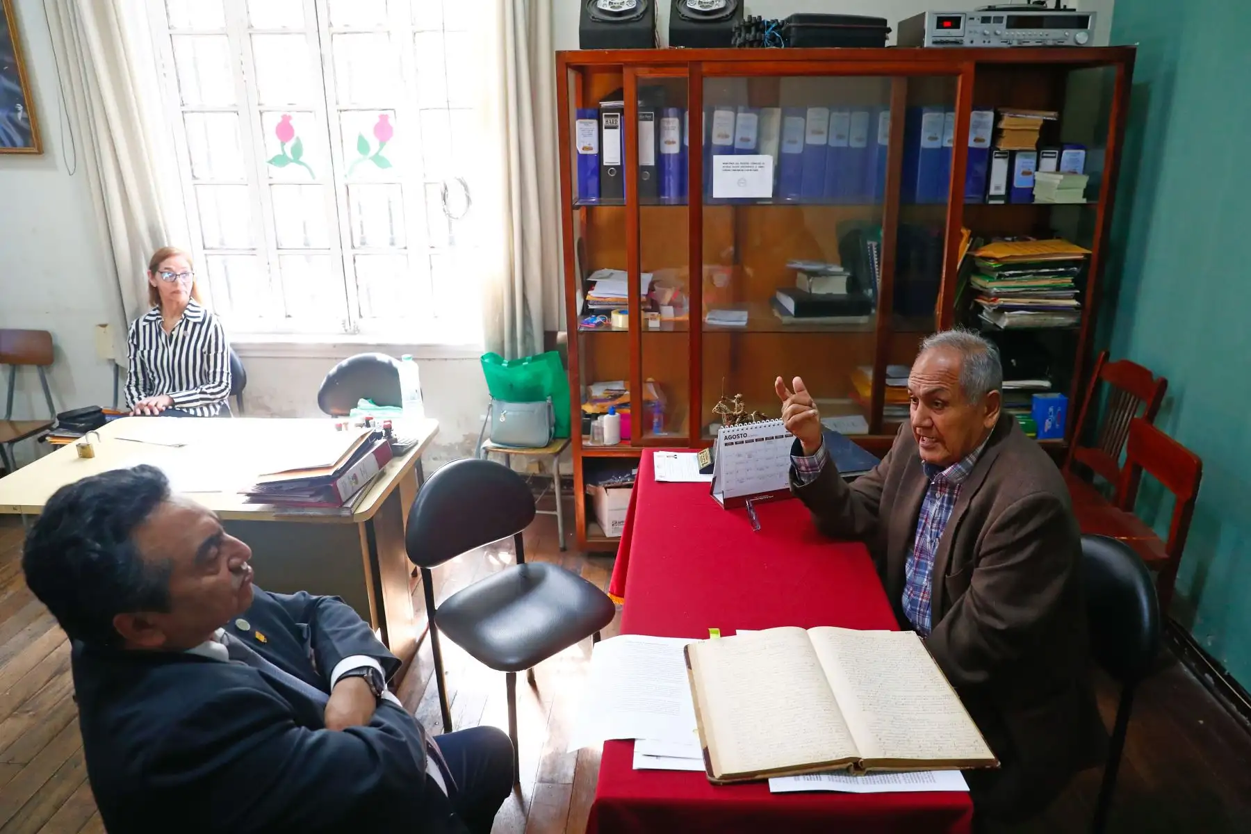 Desde la ciudad de Tacna, el director del Diario El Peruano, Félix Paz Quiroz, sostuvo una reunión con Carlos Romero Bartesaghi, ex presidente de la Benemérita Sociedad de Artesanos de Auxilios Mutuos "El Porvenir", como parte de las actividades del diario oficial por su Bicentenario. Foto: ANDINA/Daniel Bracamonte