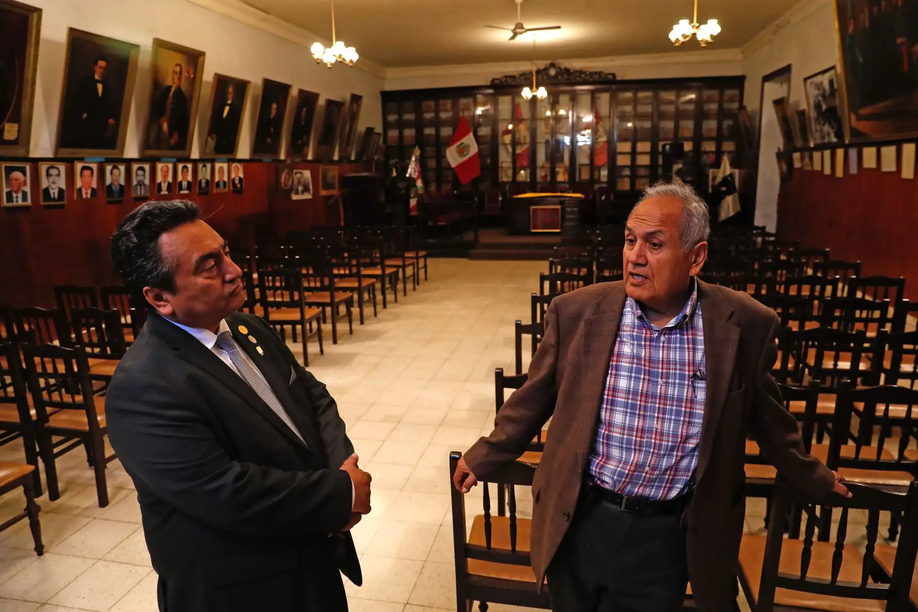 Desde la ciudad de Tacna, el director del Diario El Peruano, Félix Paz Quiroz, sostuvo una reunión con Carlos Romero Bartesaghi, ex presidente de la Benemérita Sociedad de Artesanos de Auxilios Mutuos "El Porvenir", como parte de las actividades del diario oficial por su Bicentenario. Foto: ANDINA/Daniel Bracamonte