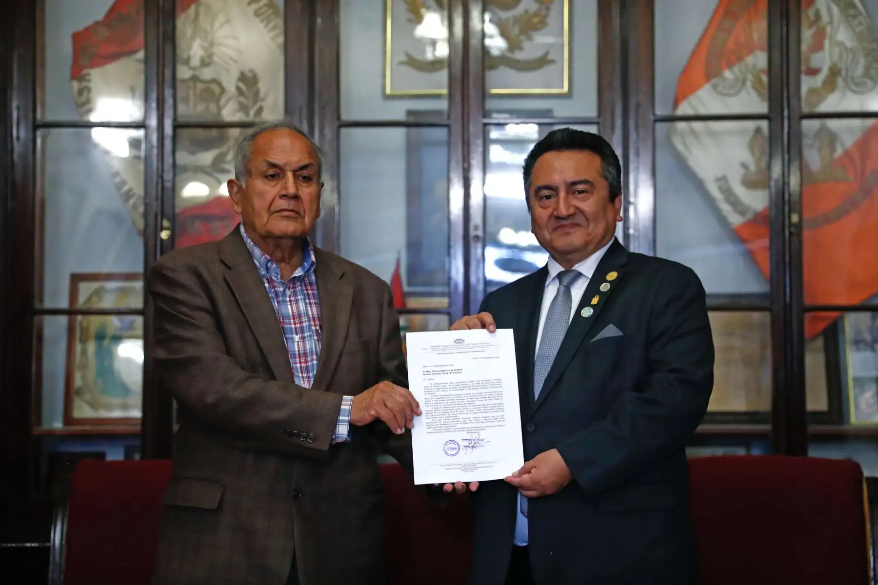 El Diario Oficial El Peruano, a través de su director, Félix Paz Quiroz, recibió un reconocimiento especial por su Bicentenario en Tacna, de parte de la Benemérita Sociedad de Artesanos de Auxilios Mutuos "El Porvenir", a través de su ex presidente, el señor Carlos Romero Bartesaghi. Foto: ANDINA/Daniel Bracamonte