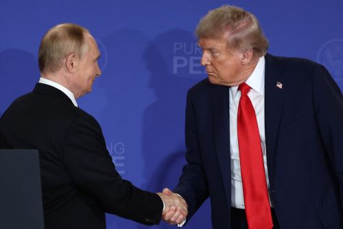 Los presidentes Vladímir Putin y Donald Trump se dan un apretón de manos tras la cumbre que sostuvieron en Alaska. Foto: EFE